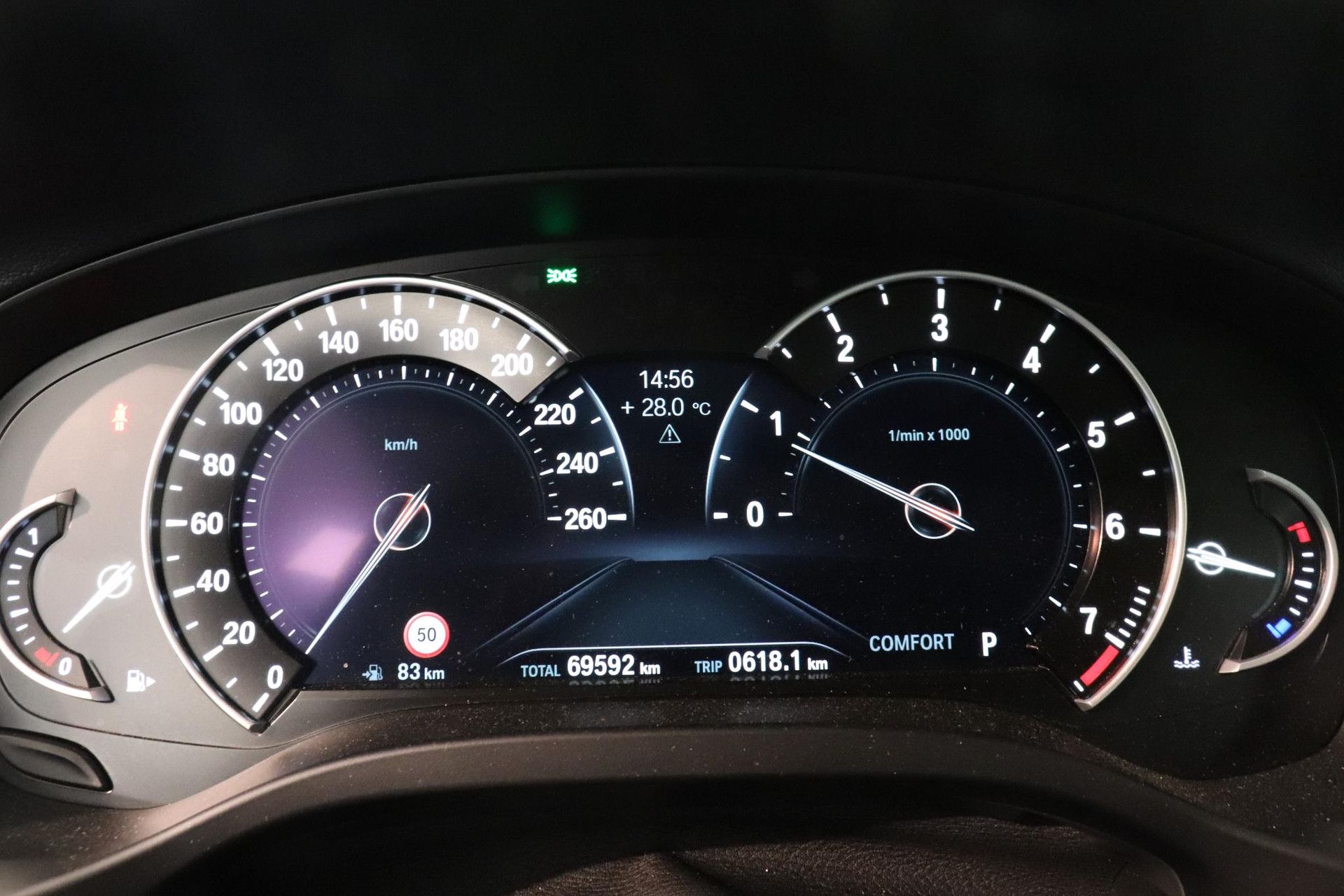 BMW X4 met kenteken J-220-SJ – dashboard