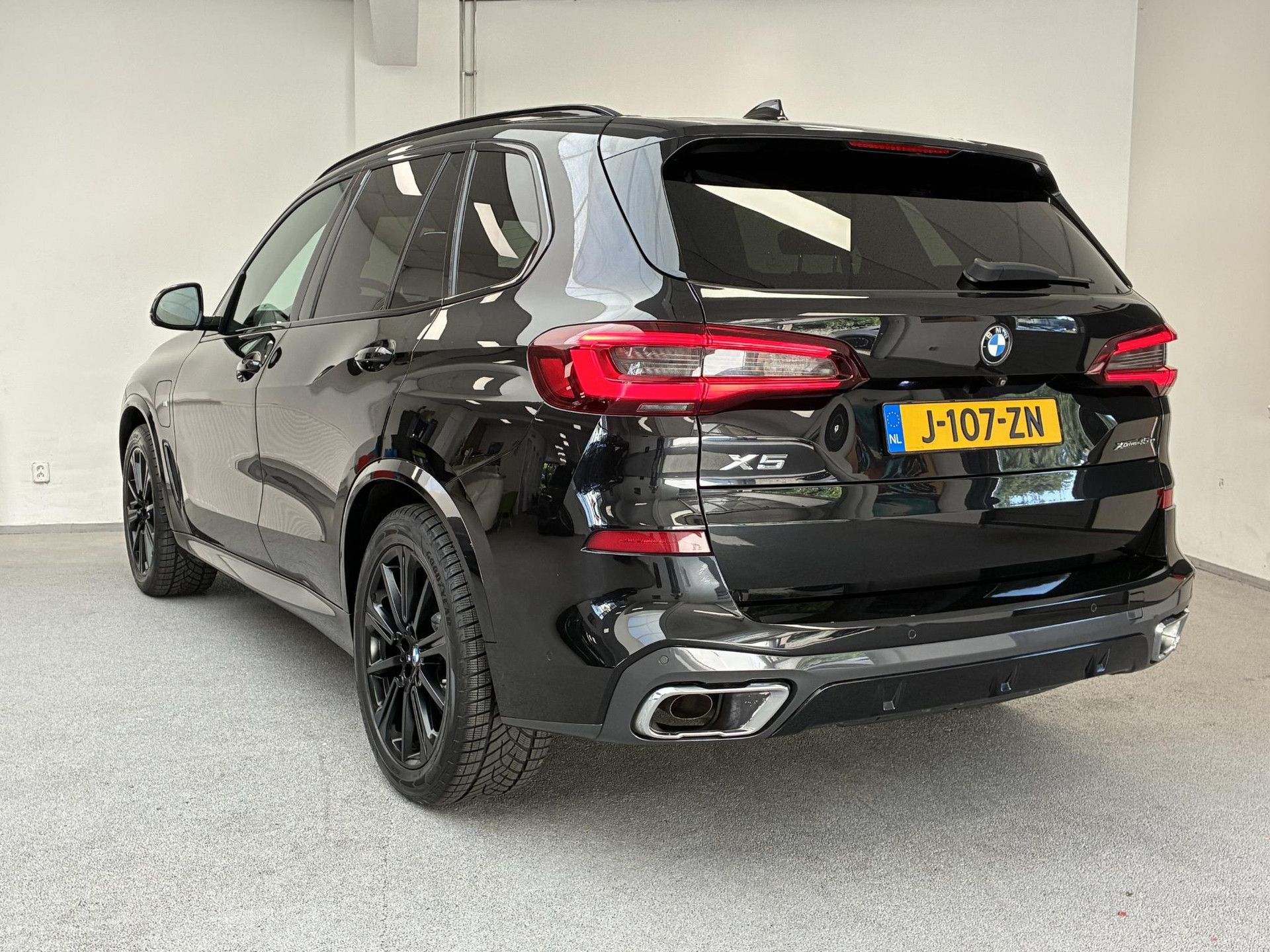 BMW X5 met kenteken J-107-ZN – achteraanzicht