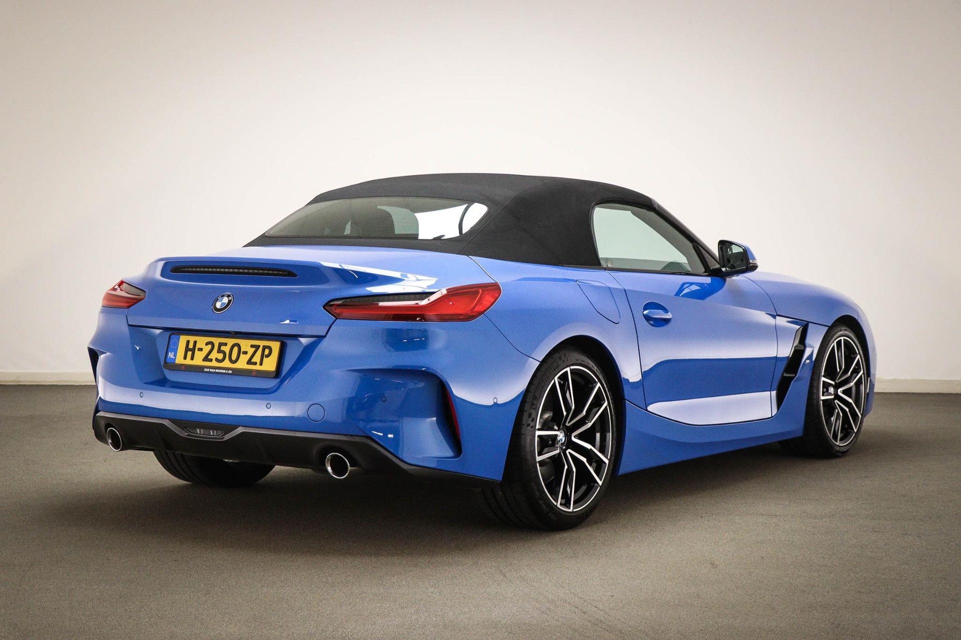 BMW Z4 met kenteken H-250-ZP – dashboard