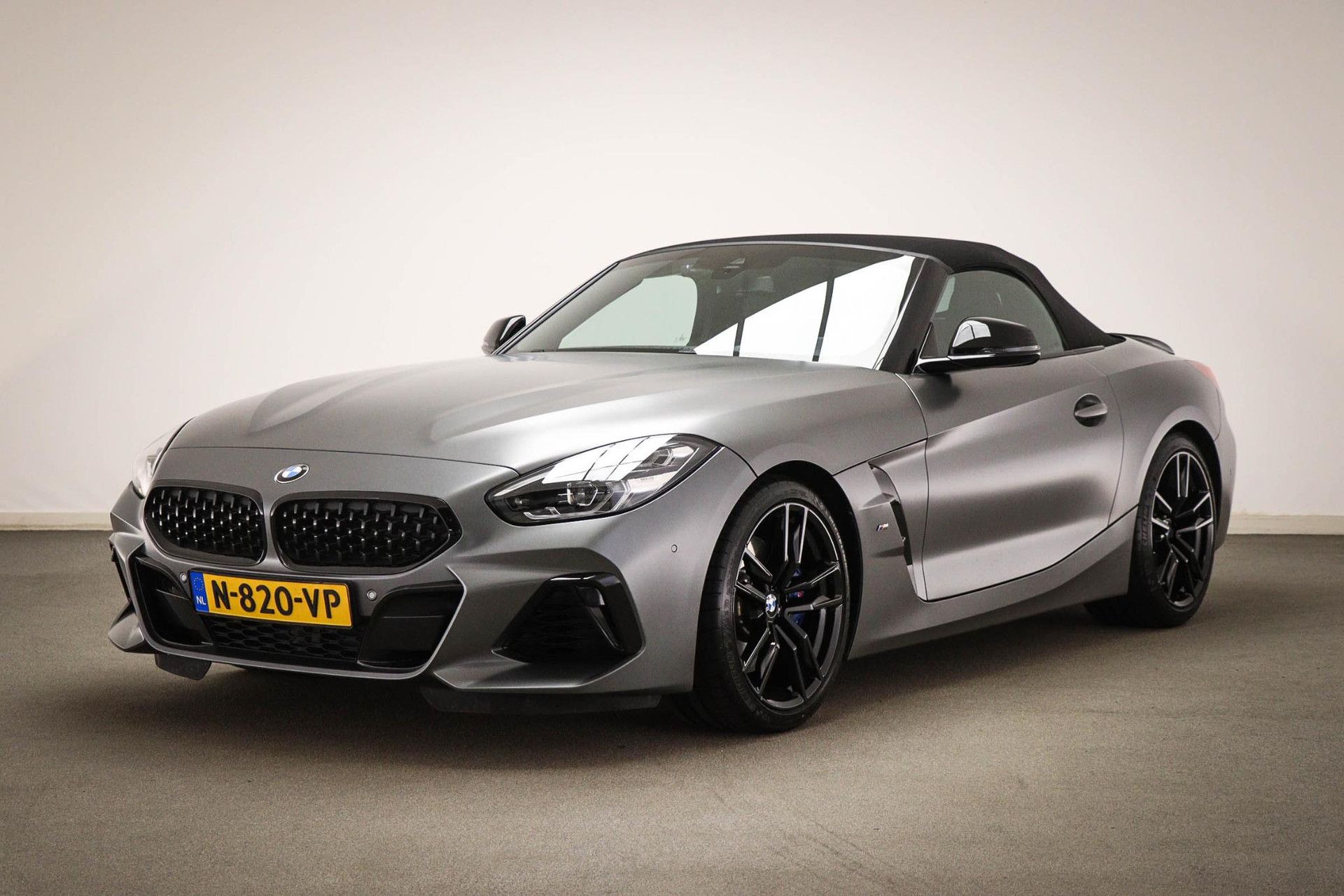 BMW Z4 met kenteken N-820-VP – achteraanzicht
