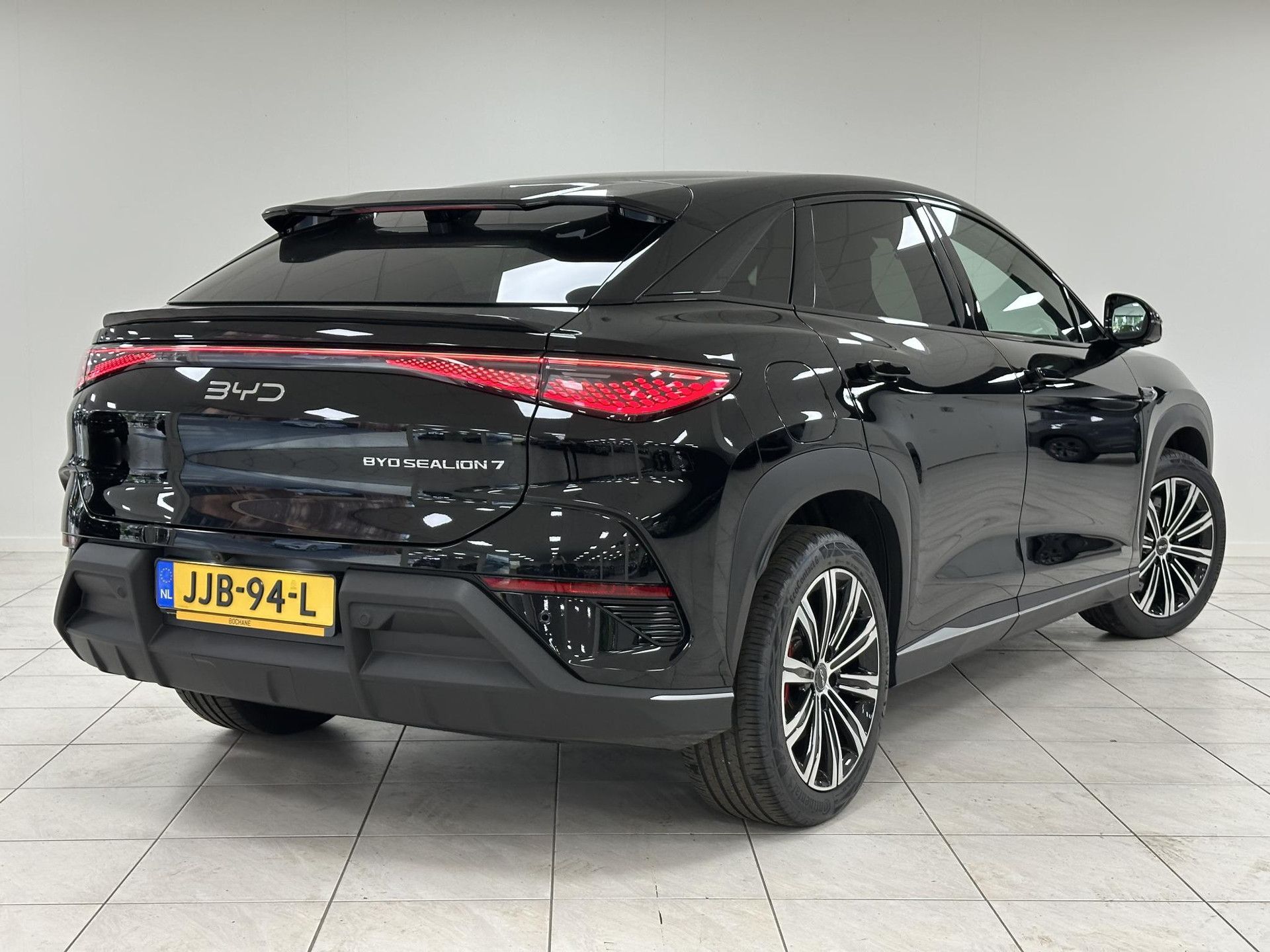 BYD SEALION met kenteken JJB-94-L – achteraanzicht