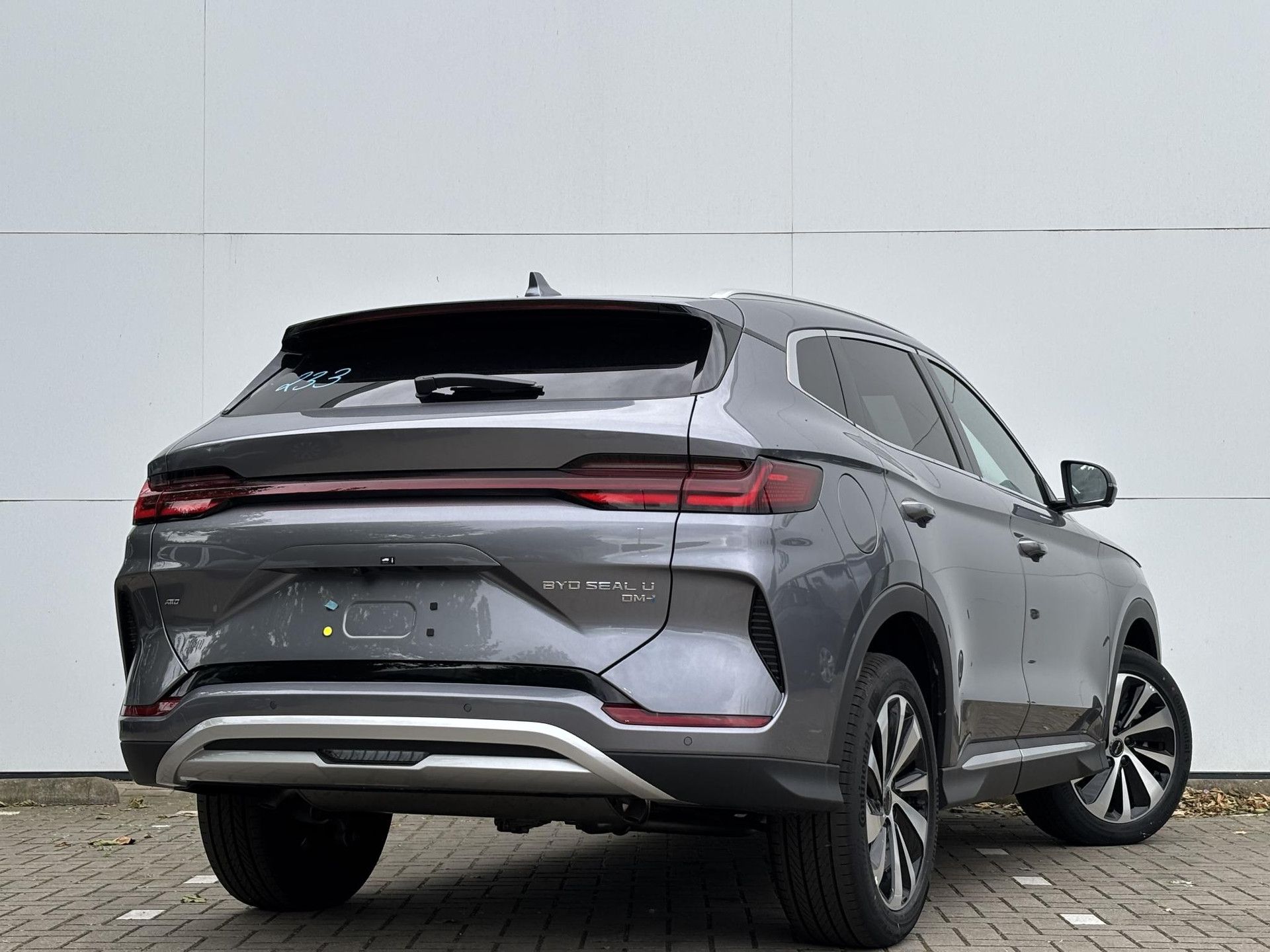 BYD SEALU met kenteken KNT-43-F – achteraanzicht