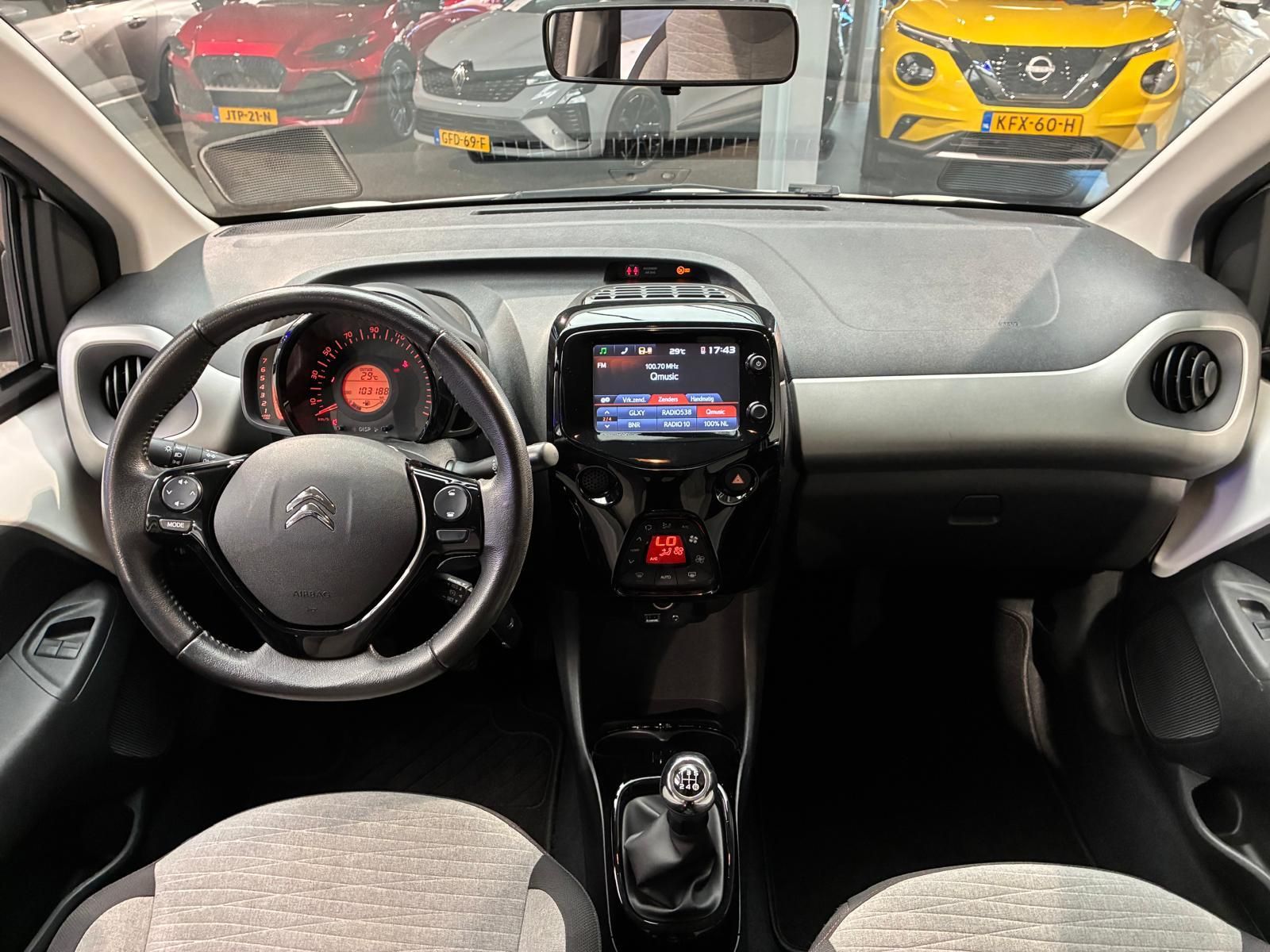 Citroën C1 met kenteken SH-392-V – interieur