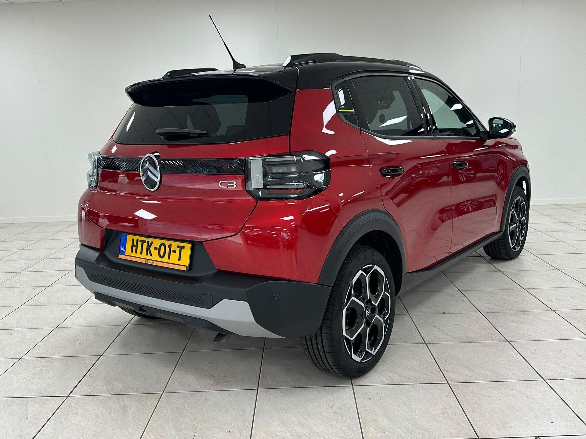 Citroën C3 met kenteken HTK-01-T – achteraanzicht