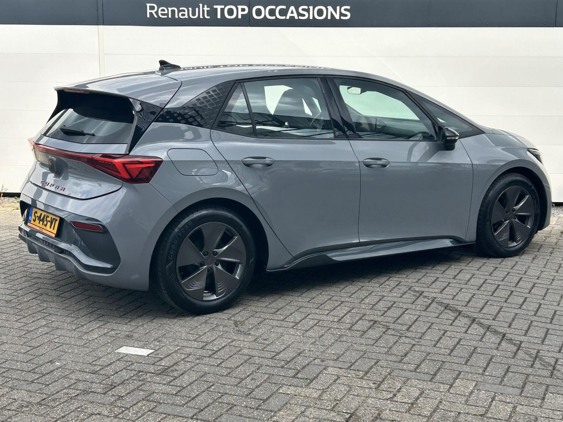 CUPRA Born met kenteken S-445-VT – achteraanzicht