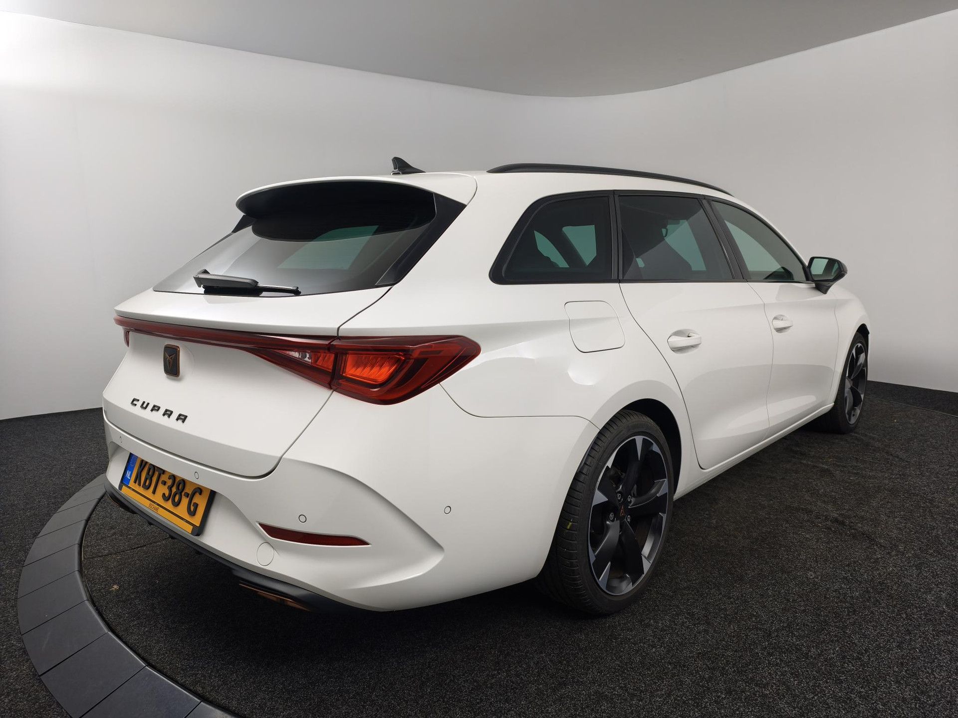 CUPRA LeonSportstourer met kenteken KBT-38-G – achteraanzicht