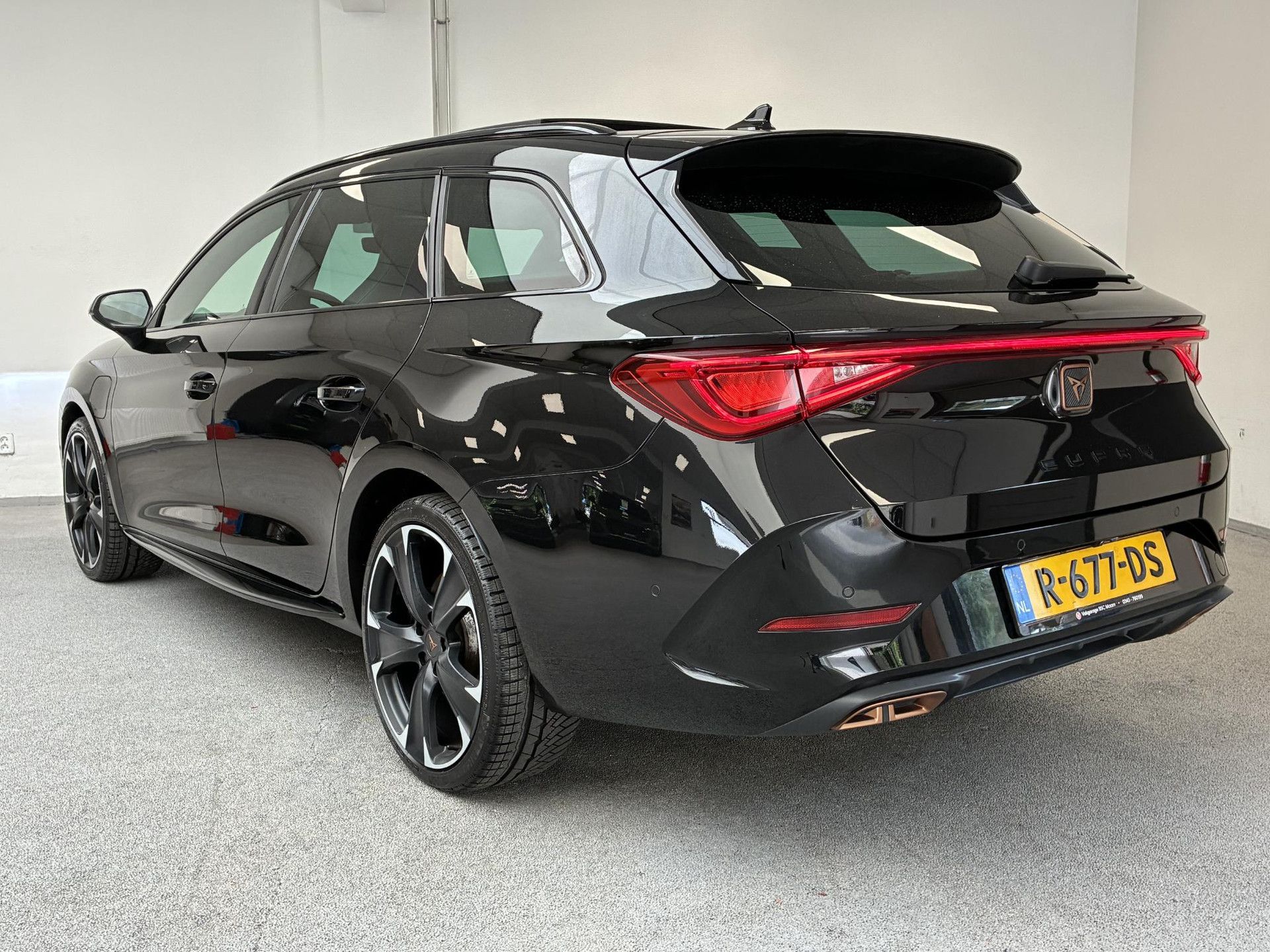 CUPRA LeonSportstourer met kenteken R-677-DS – achteraanzicht
