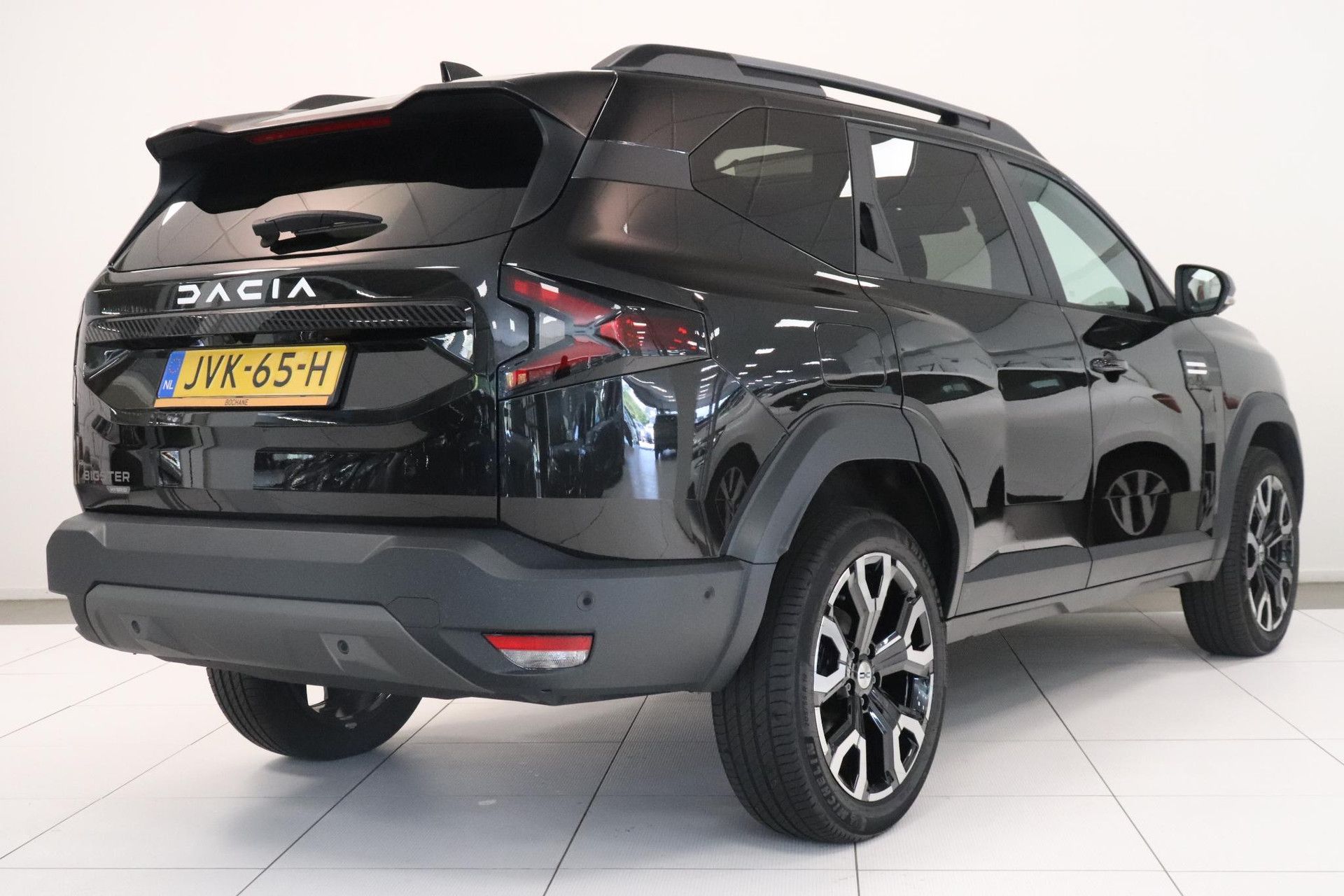 Dacia Bigster met kenteken JVK-65-H – achteraanzicht