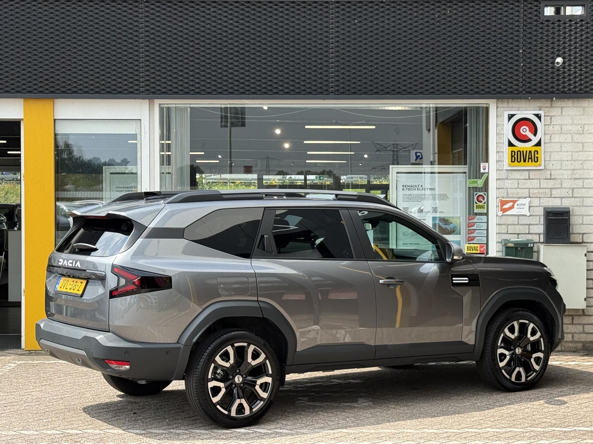 Dacia Bigster met kenteken JVL-38-Z – achteraanzicht