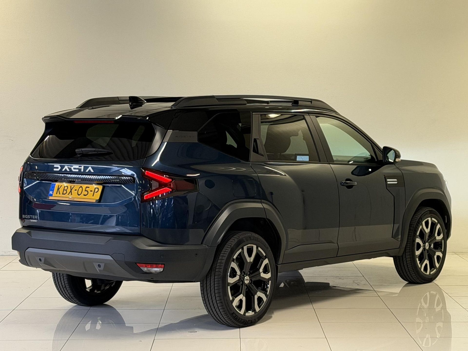 Dacia Bigster met kenteken KBX-05-P – achteraanzicht