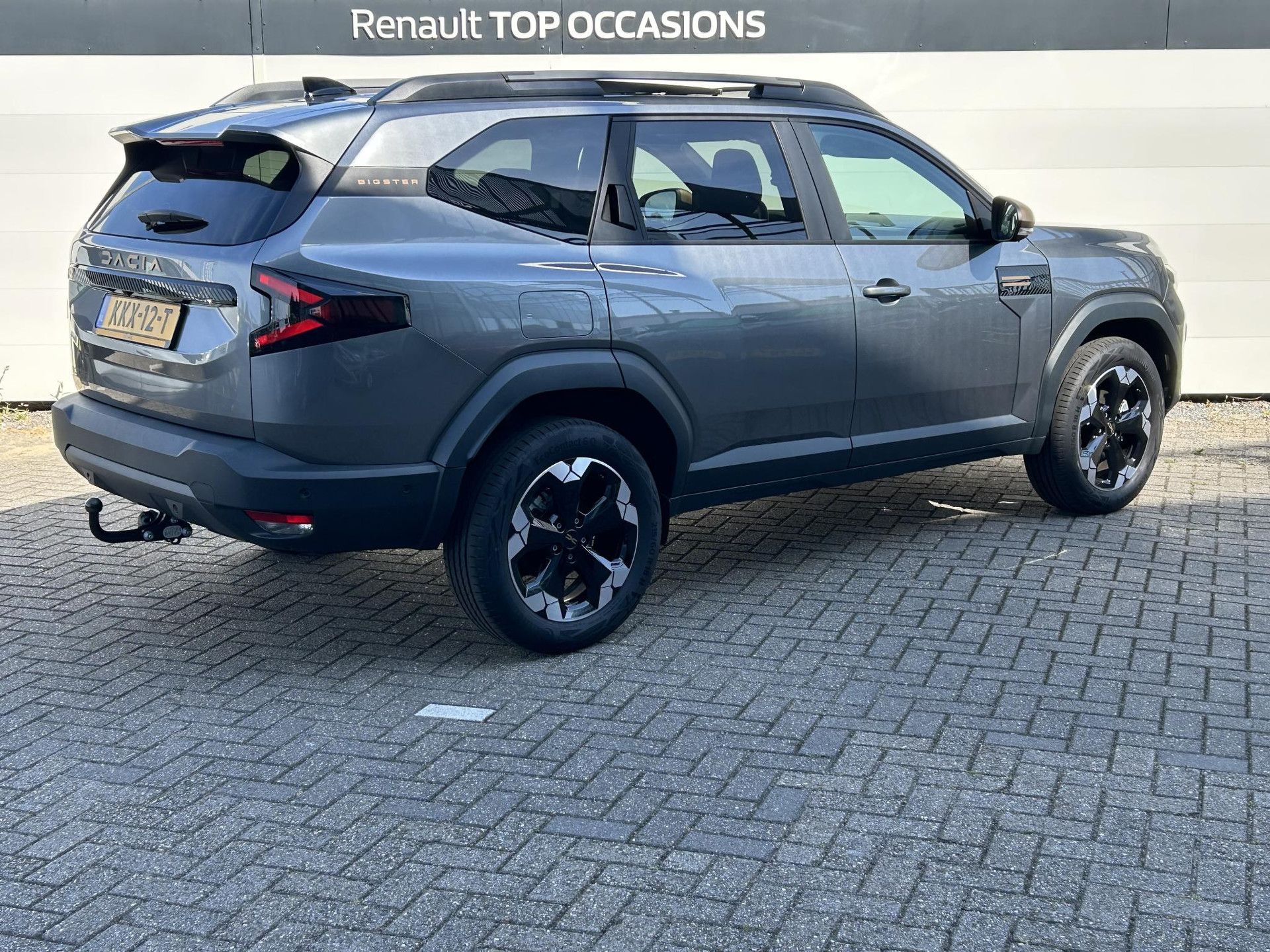 Dacia Bigster met kenteken KKX-12-T – achteraanzicht