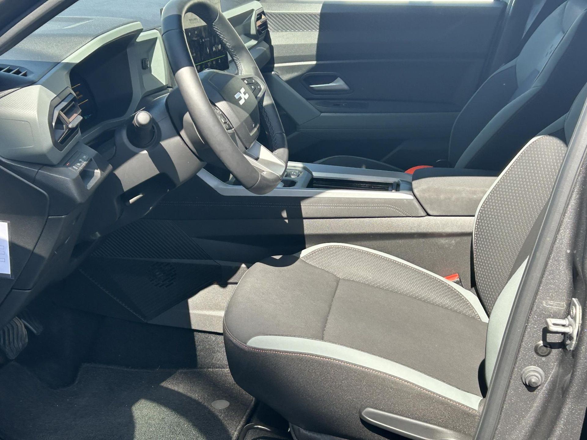 Dacia Bigster met kenteken KKX-12-T – detailfoto