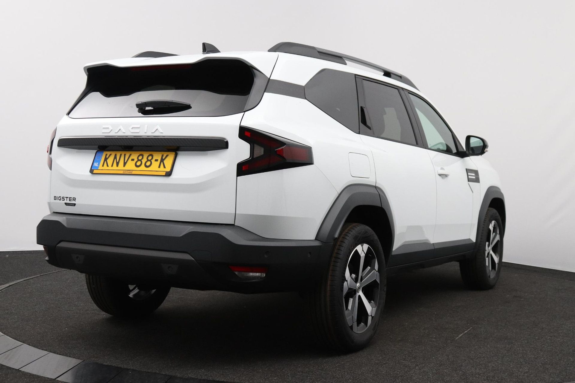 Dacia Bigster met kenteken KNV-88-K – achteraanzicht