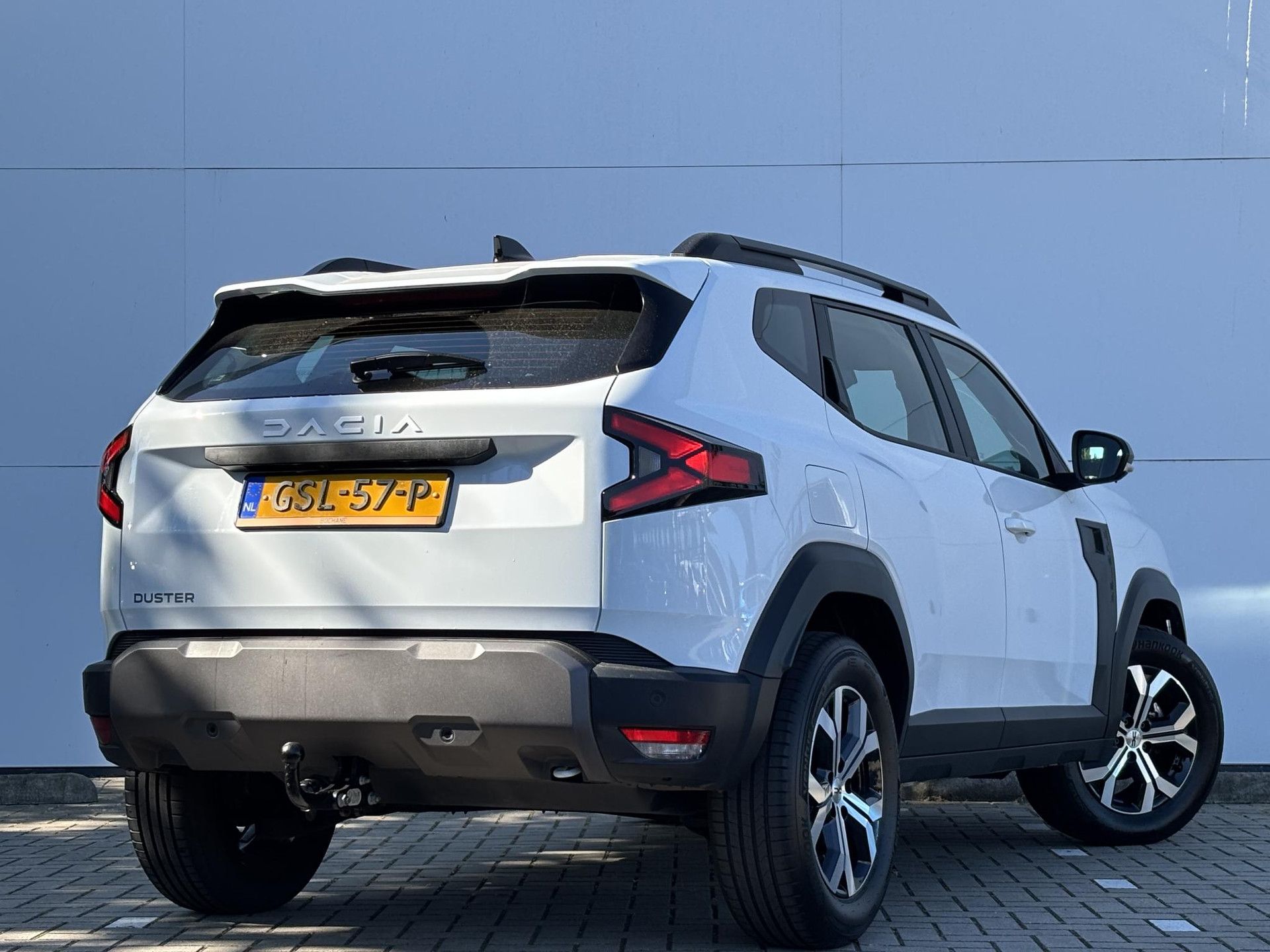 Dacia Duster met kenteken GSL-57-P – achteraanzicht
