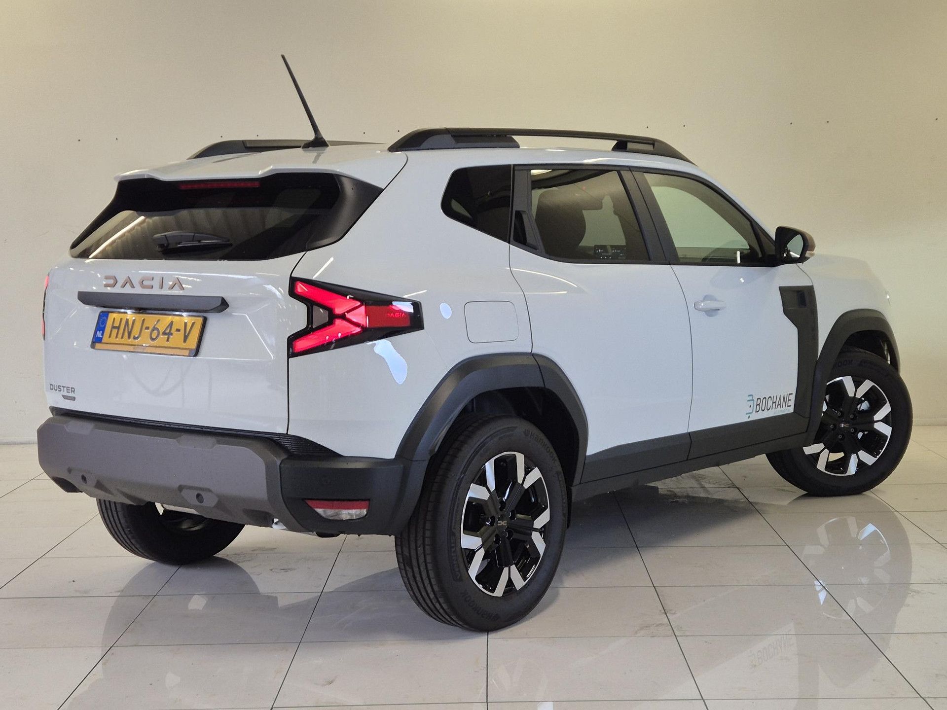 Dacia Duster met kenteken HNJ-64-V – achteraanzicht