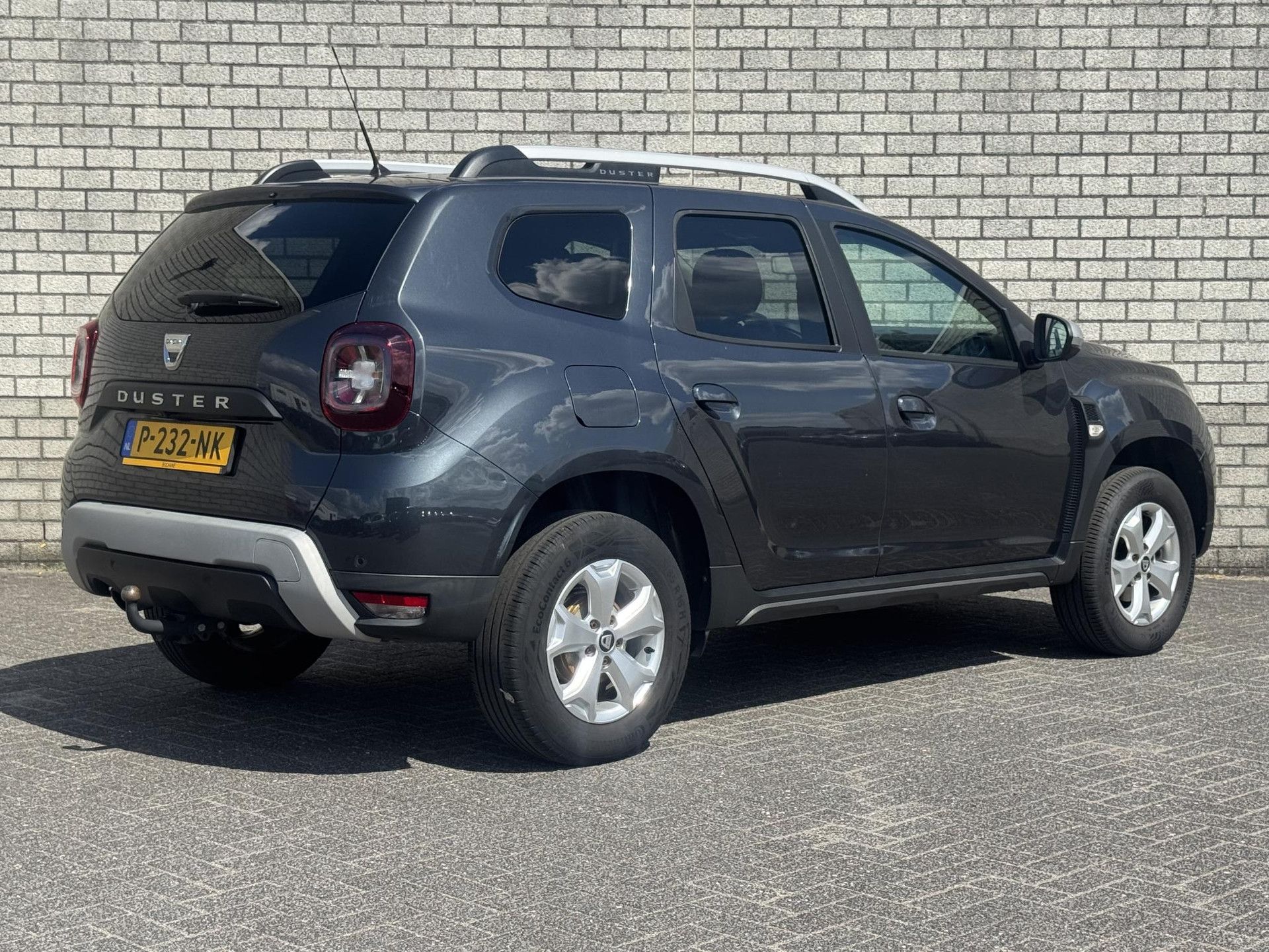 Dacia Duster met kenteken P-232-NK – achteraanzicht