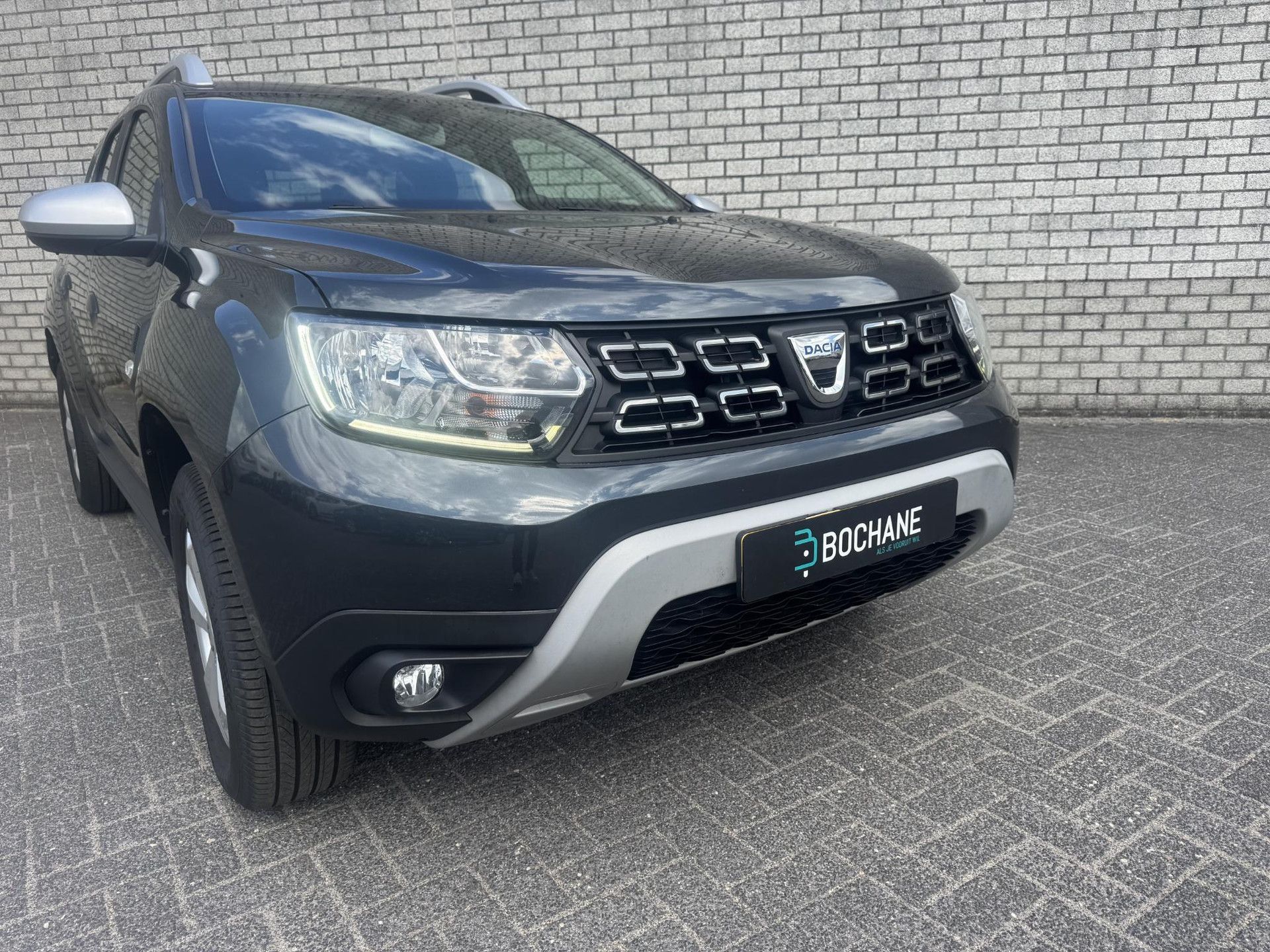 Dacia Duster met kenteken P-232-NK – detailfoto