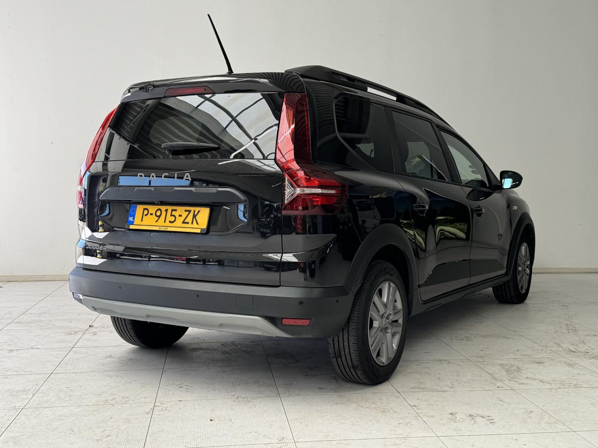 Dacia Jogger met kenteken P-915-ZK – achteraanzicht