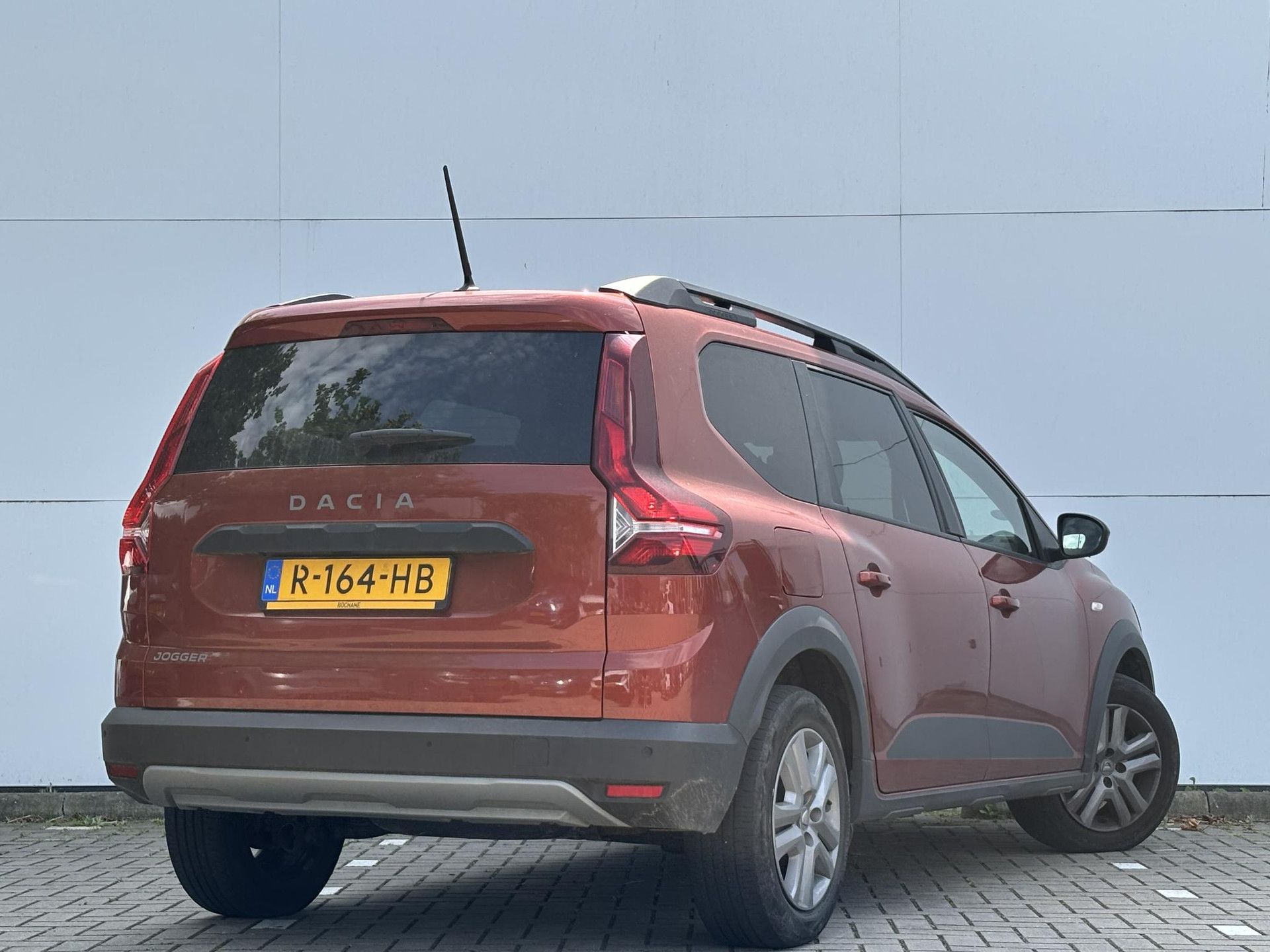 Dacia Jogger met kenteken R-164-HB – achteraanzicht