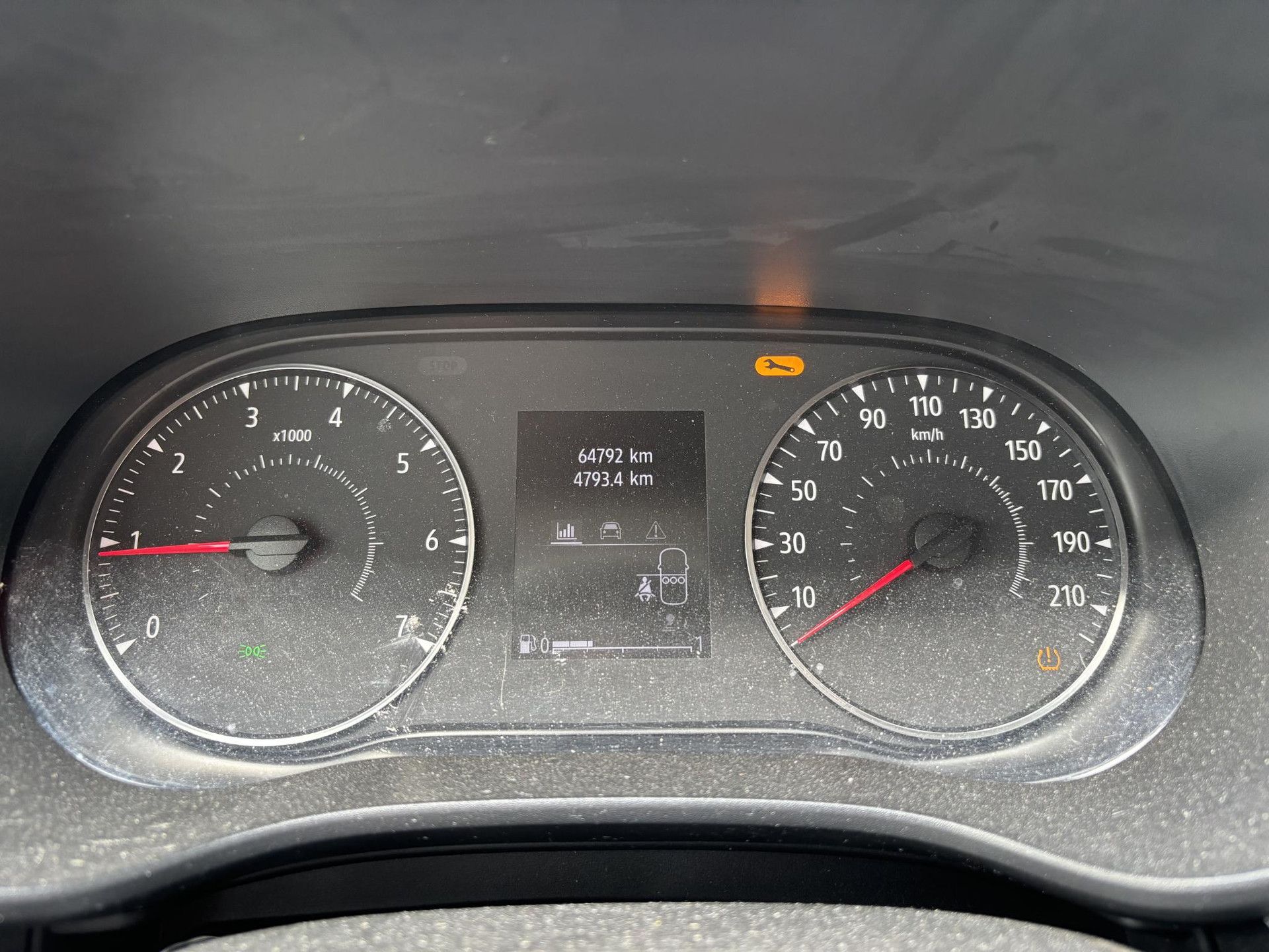 Dacia Jogger met kenteken R-164-HB – dashboard