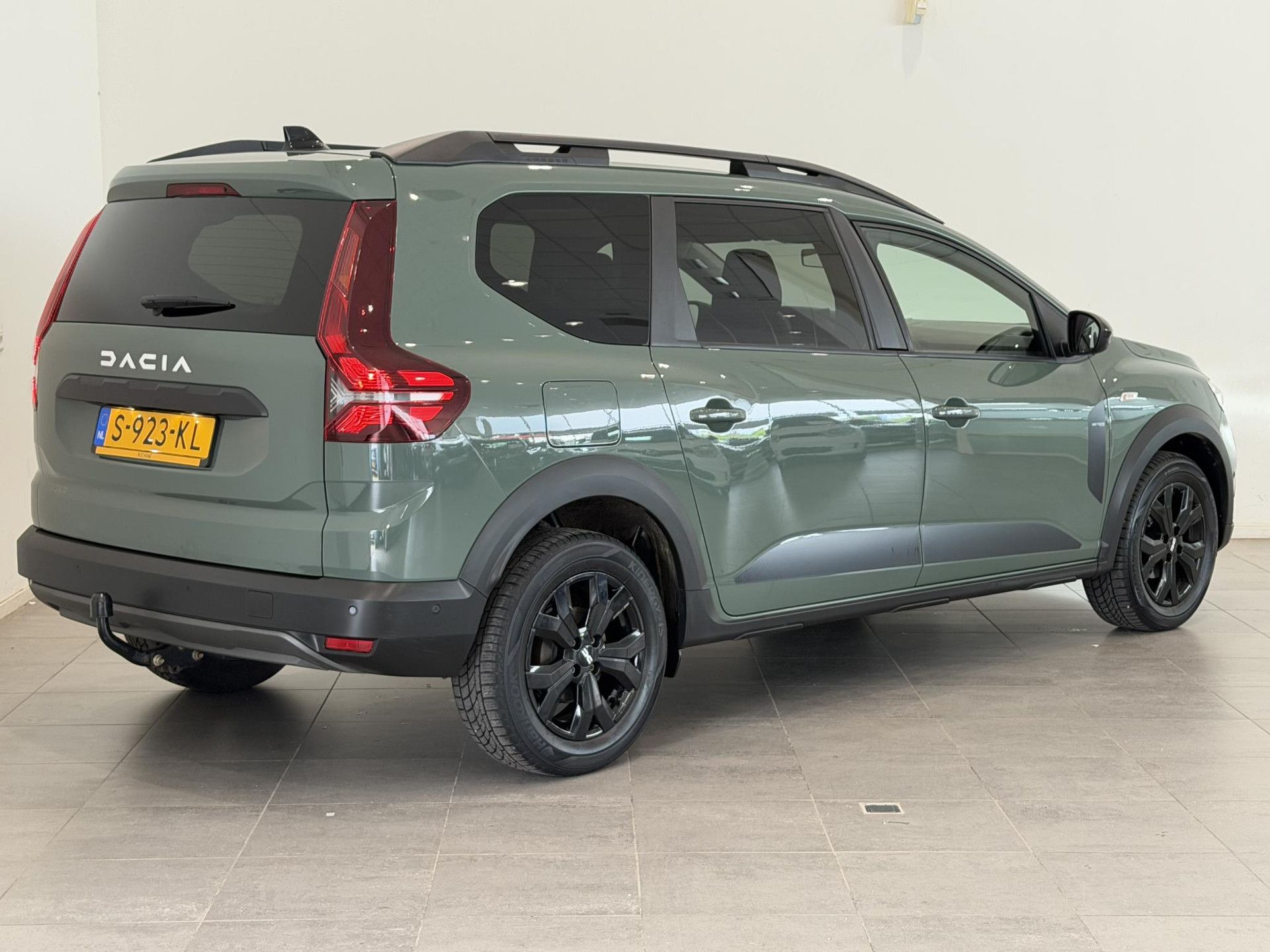 Dacia Jogger met kenteken S-923-KL – achteraanzicht