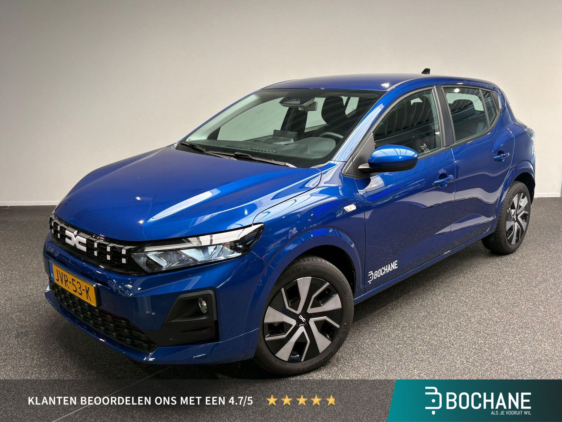 Dacia Sandero met kenteken JVR-53-K – vooraanzicht