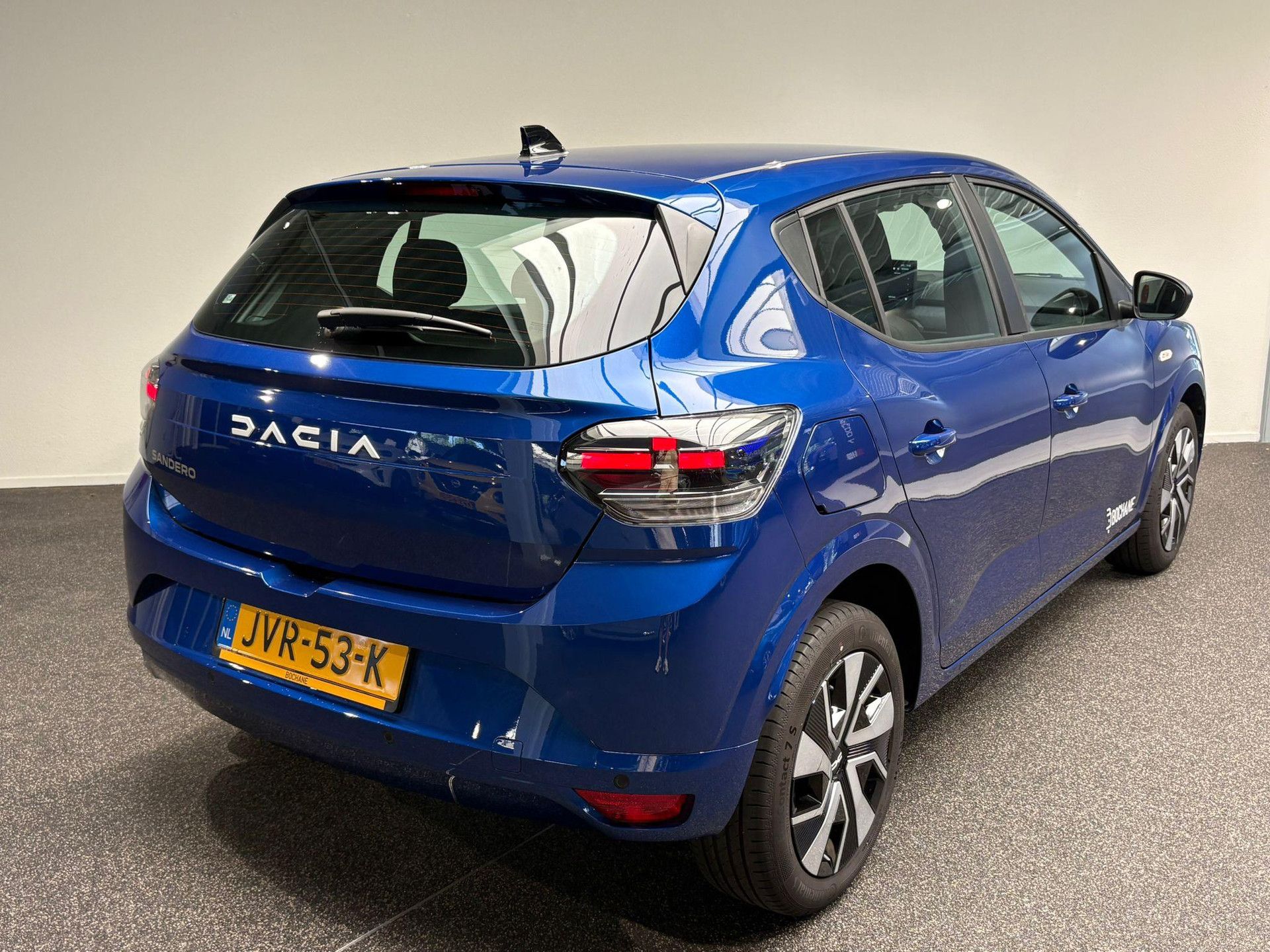 Dacia Sandero met kenteken JVR-53-K – achteraanzicht