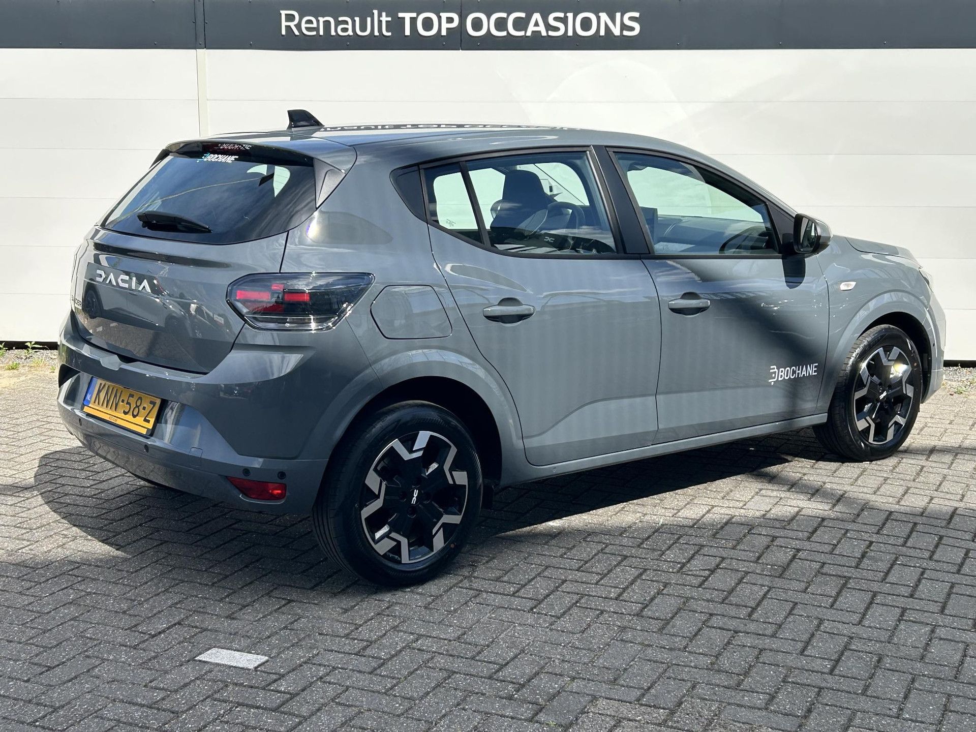 Dacia Sandero met kenteken KNN-58-Z – achteraanzicht