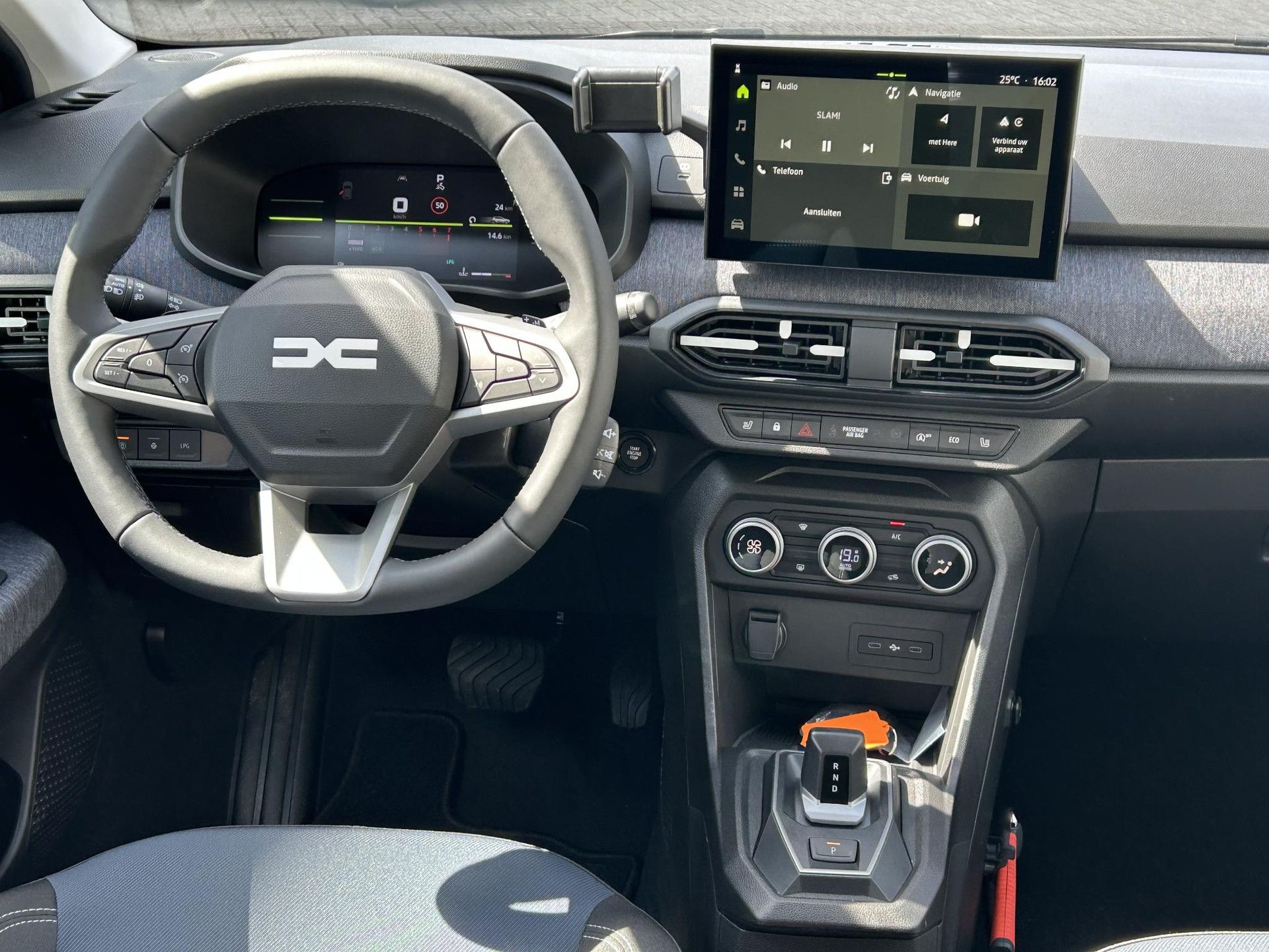 Dacia Sandero met kenteken KNN-58-Z – interieur
