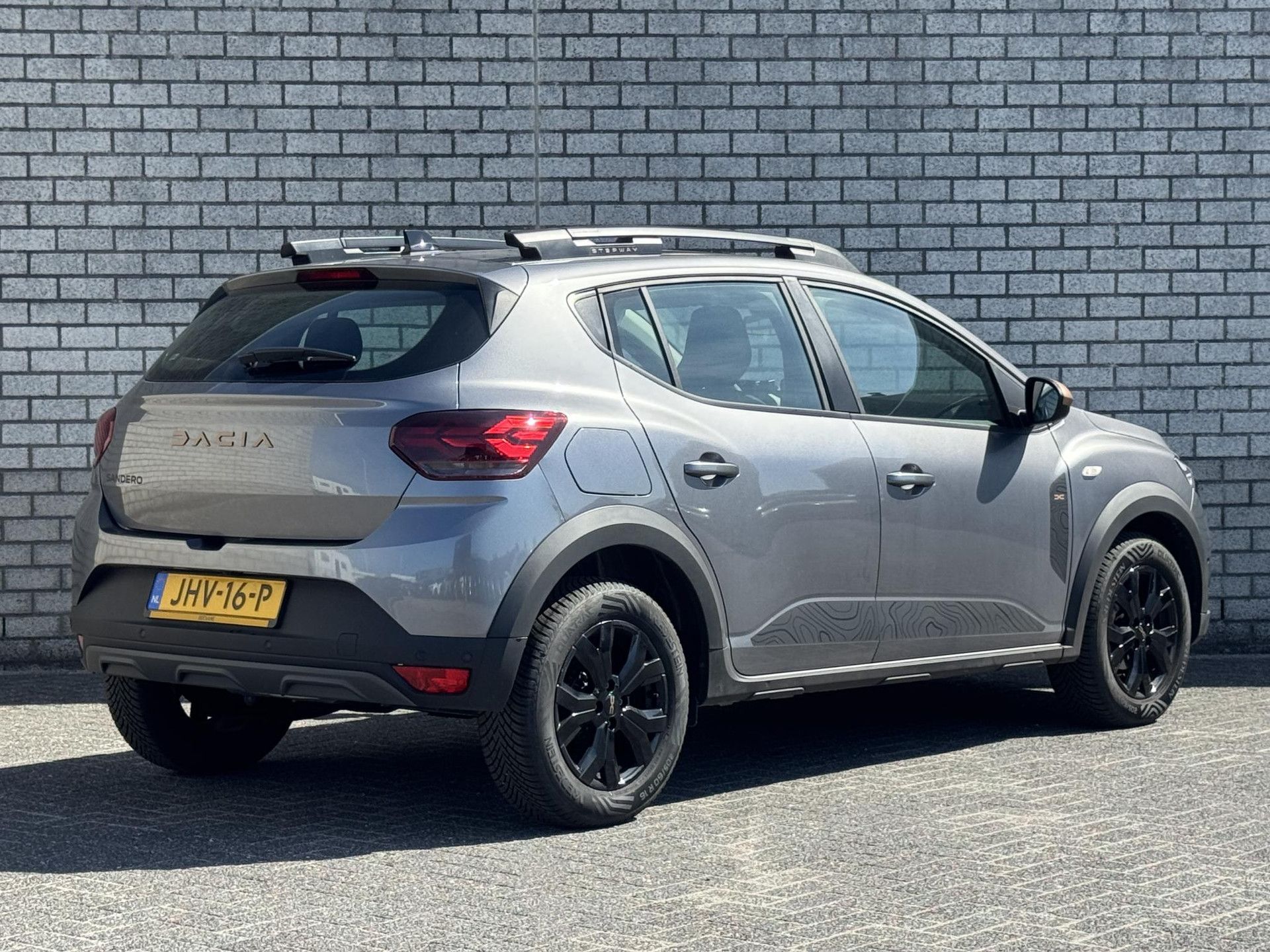 Dacia SanderoStepway met kenteken JHV-16-P – achteraanzicht