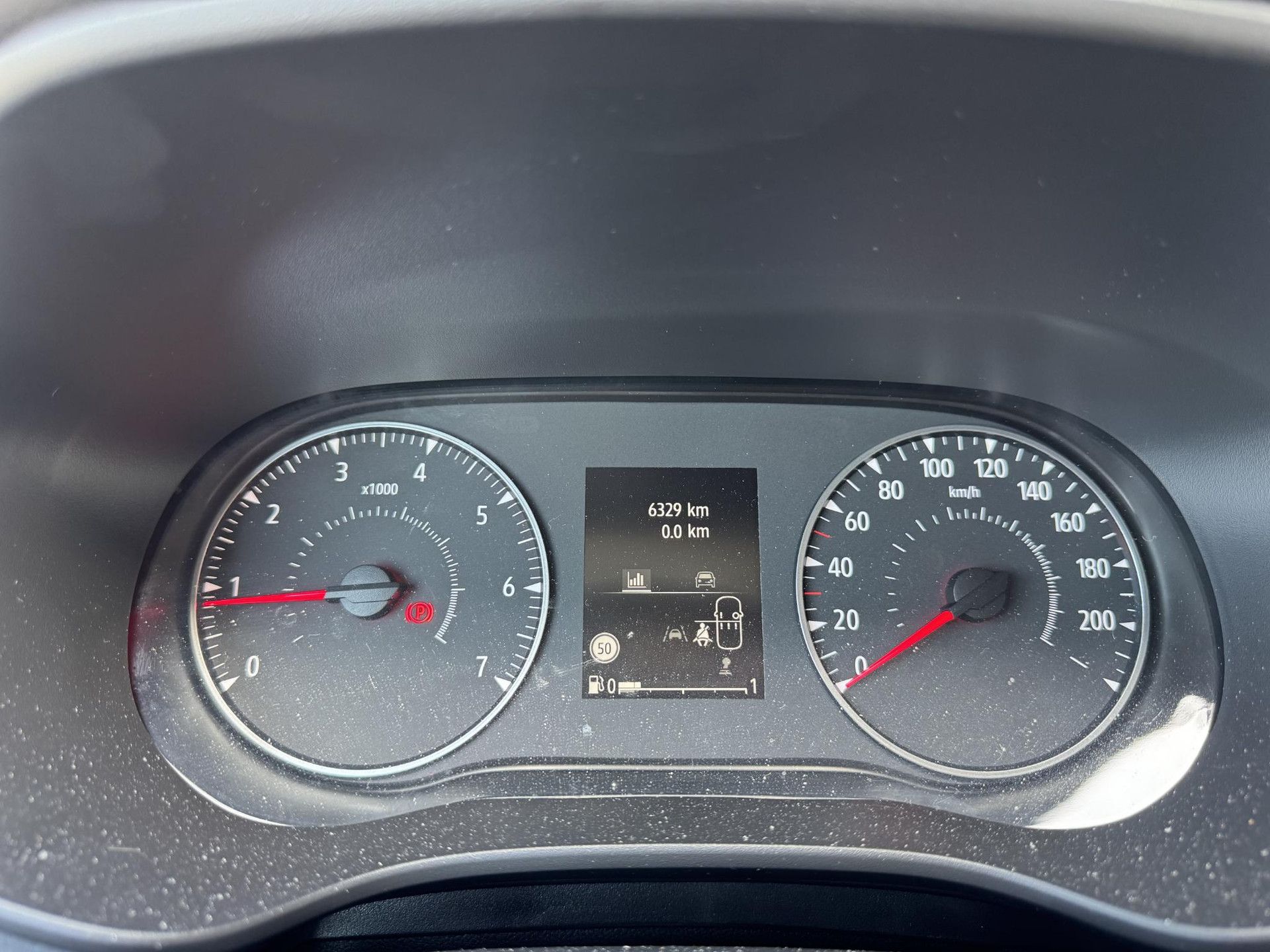 Dacia SanderoStepway met kenteken JHV-16-P – dashboard
