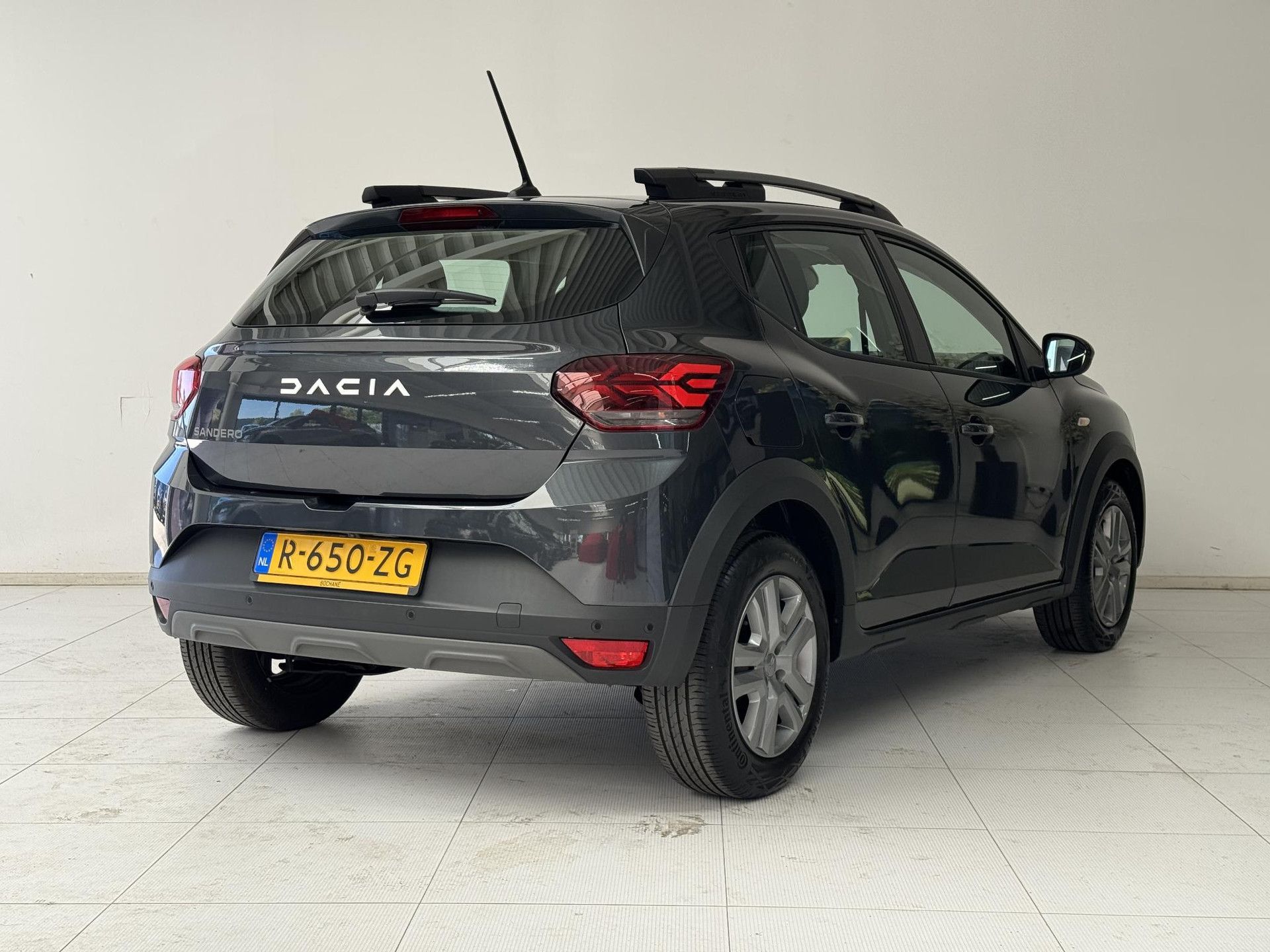 Dacia SanderoStepway met kenteken R-650-ZG – achteraanzicht