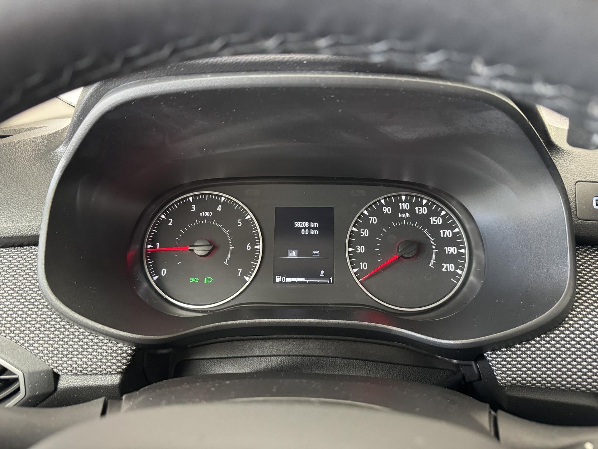 Dacia SanderoStepway met kenteken R-650-ZG – dashboard