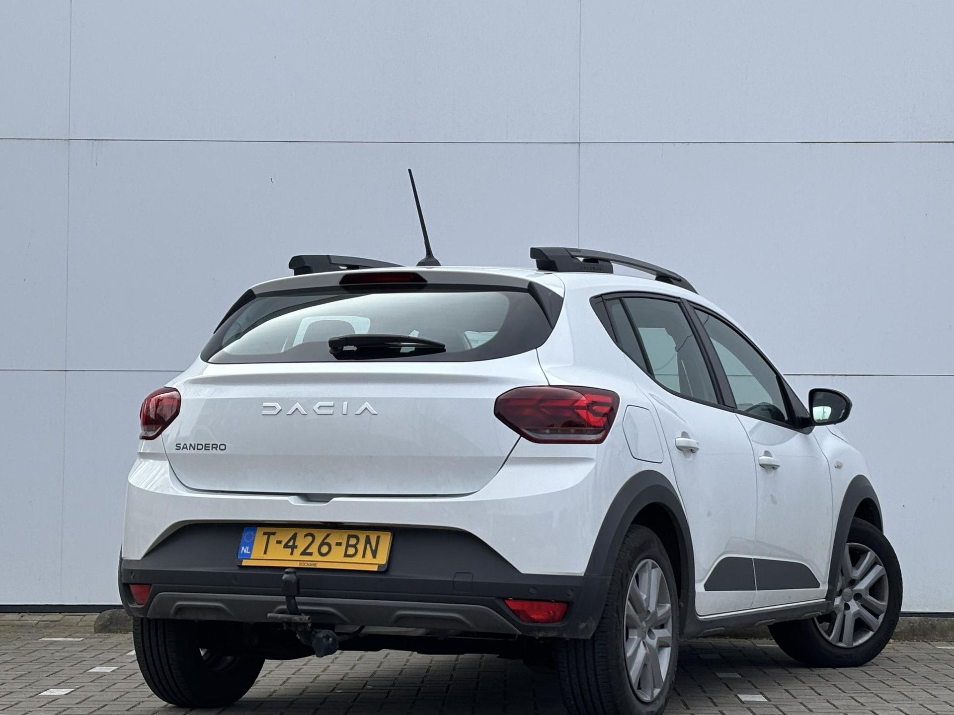 Dacia SanderoStepway met kenteken T-426-BN – achteraanzicht