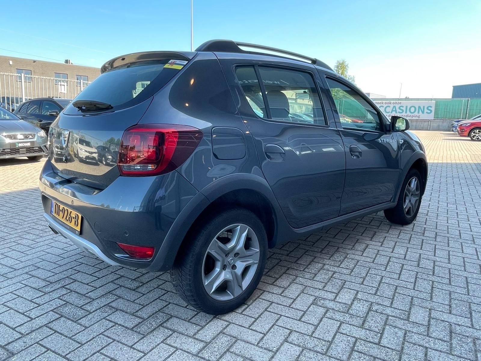 Dacia SanderoStepway met kenteken TN-926-B – achteraanzicht
