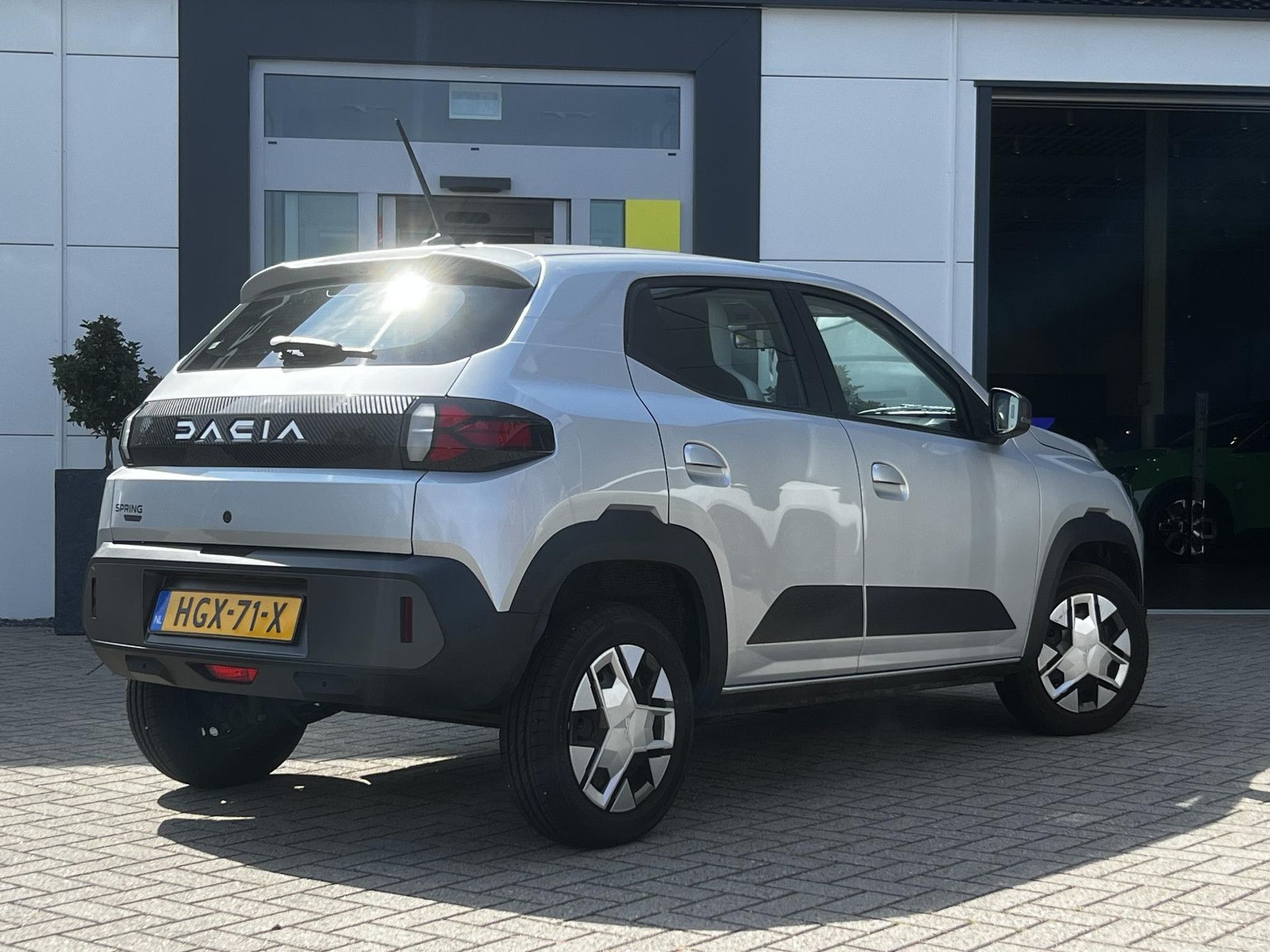 Dacia Spring met kenteken HGX-71-X – achteraanzicht