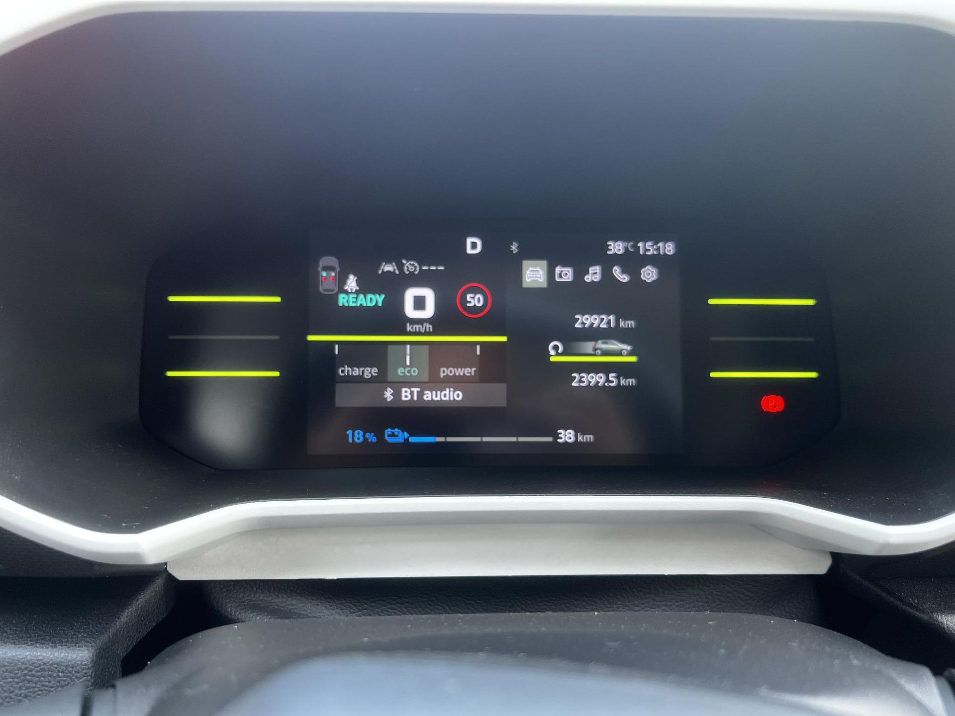 Dacia Spring met kenteken HGX-71-X – dashboard