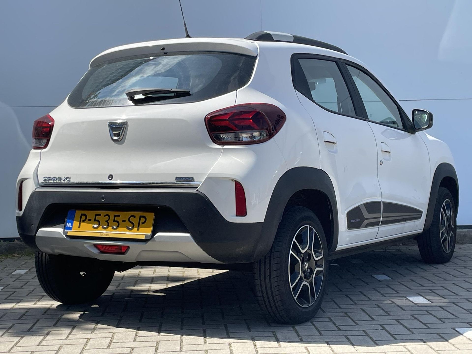 Dacia Spring met kenteken P-535-SP – achteraanzicht