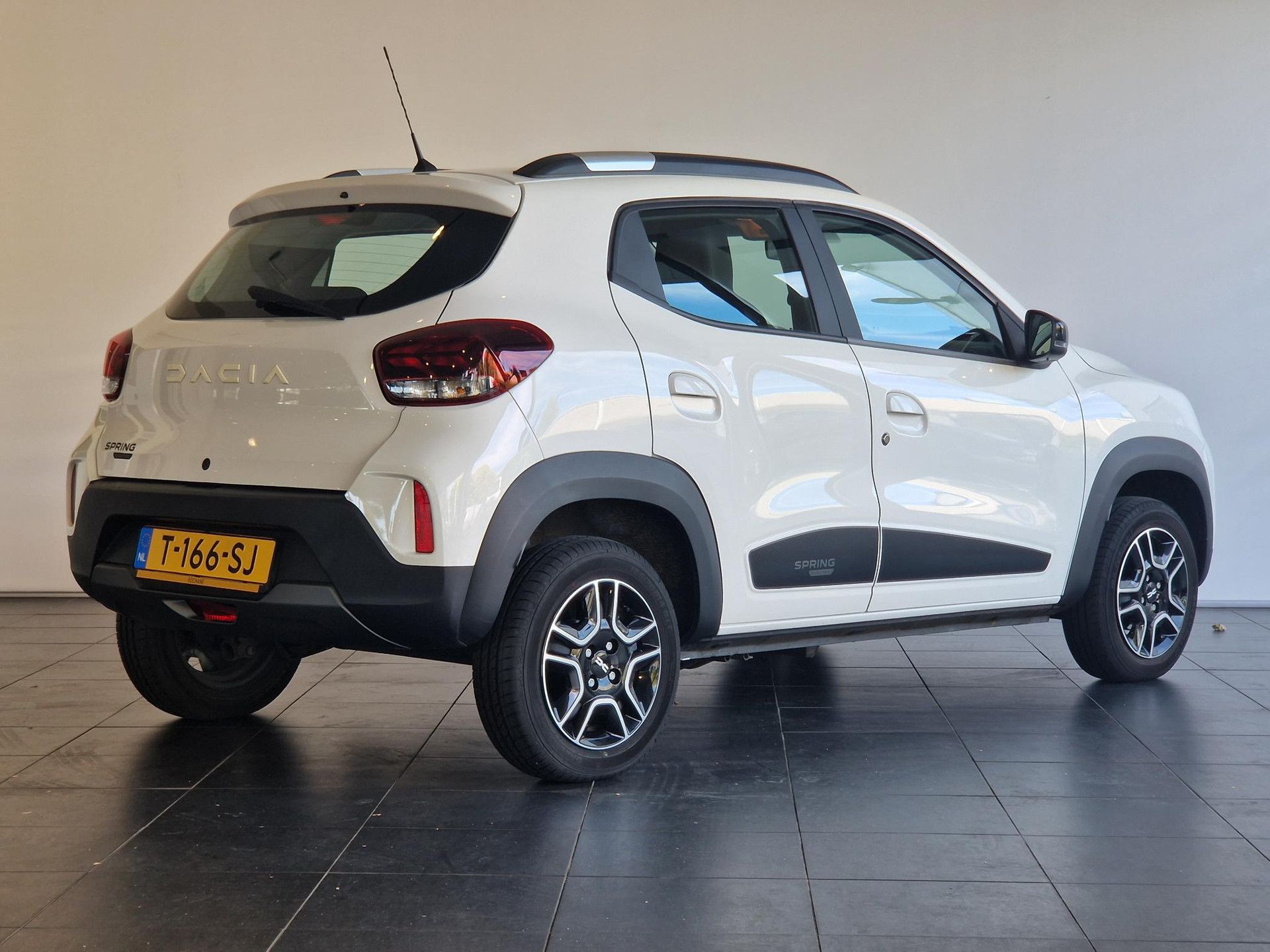 Dacia Spring met kenteken T-166-SJ – achteraanzicht