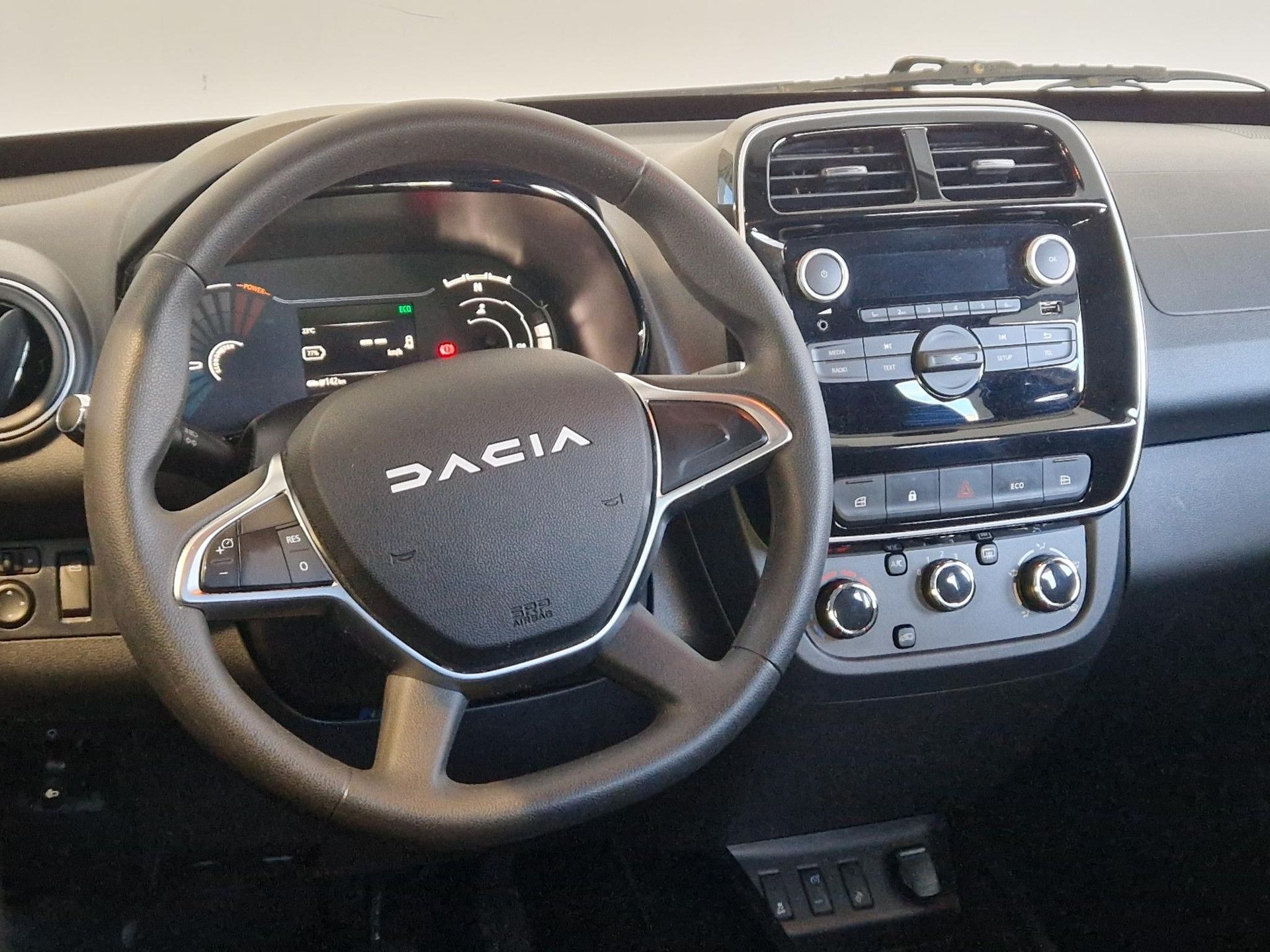 Dacia Spring met kenteken T-166-SJ – interieur