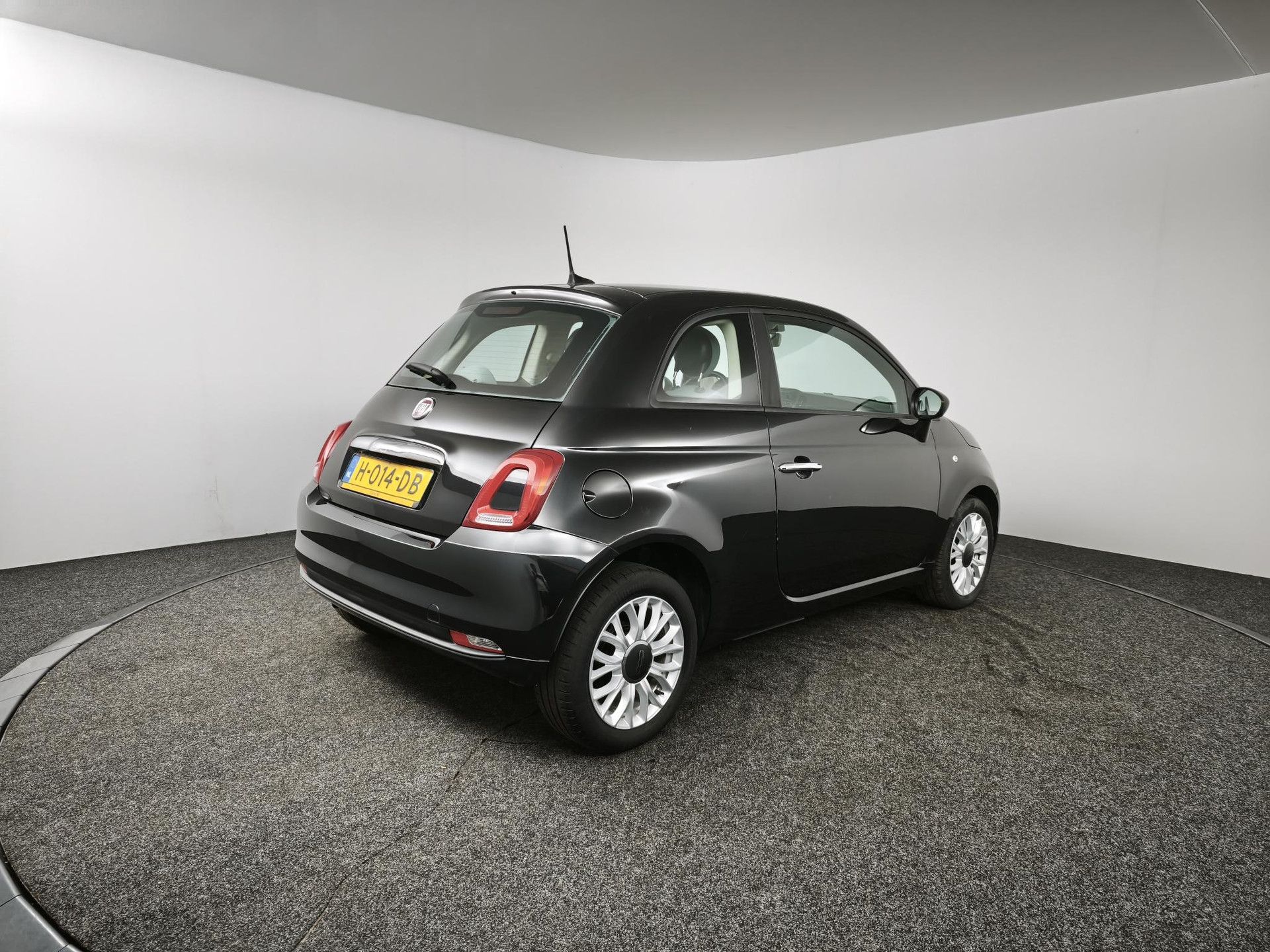 Fiat 500 met kenteken H-014-DB – achteraanzicht