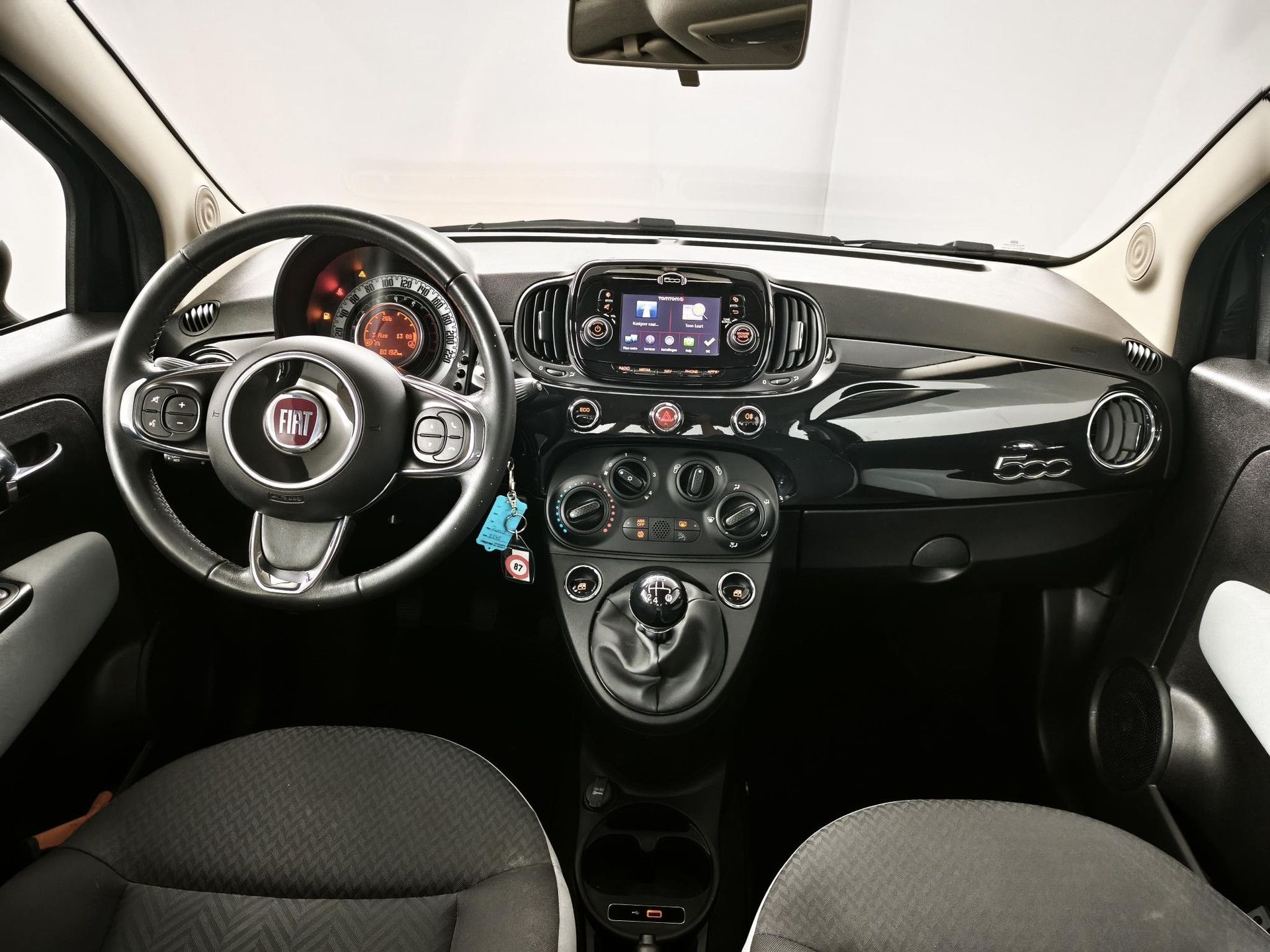 Fiat 500 met kenteken H-014-DB – interieur