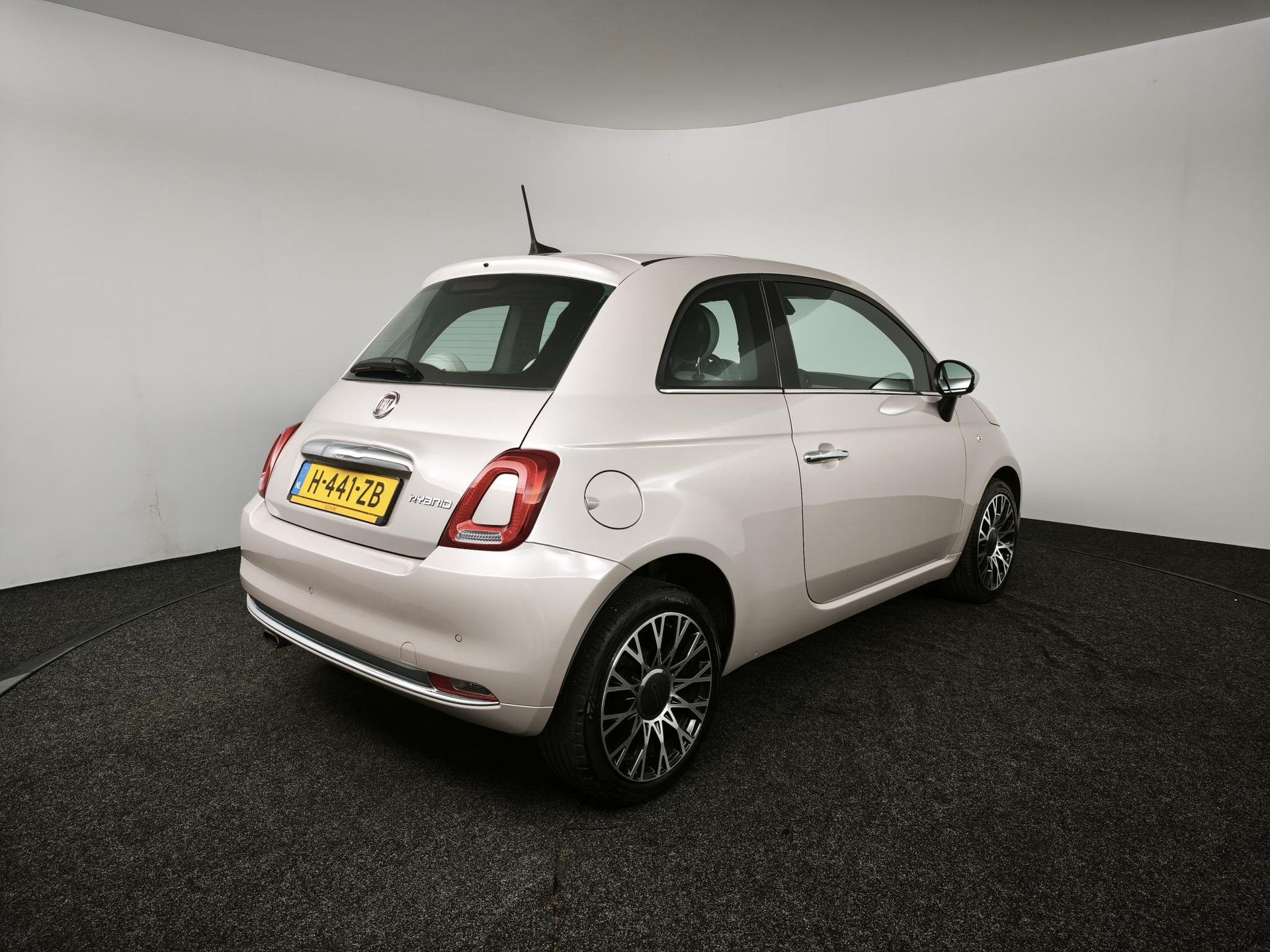 Fiat 500 met kenteken H-441-ZB – achteraanzicht