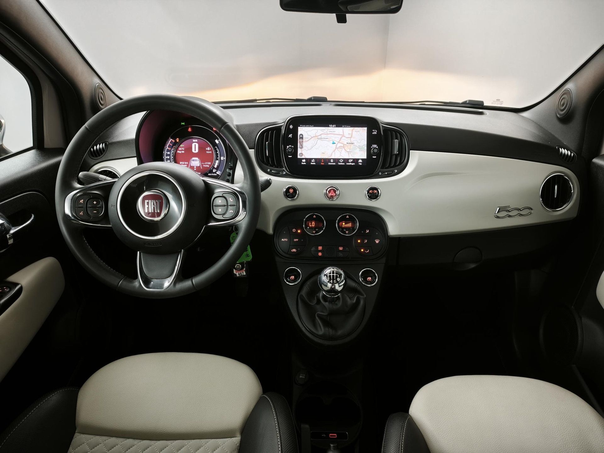 Fiat 500 met kenteken H-441-ZB – interieur