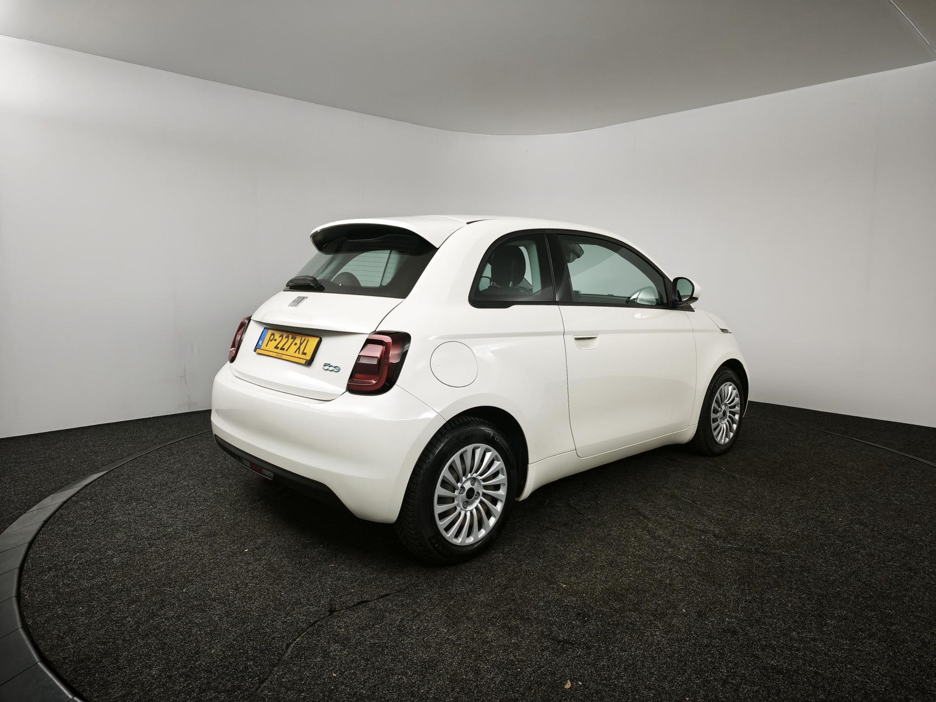 Fiat 500 met kenteken P-227-XL – achteraanzicht