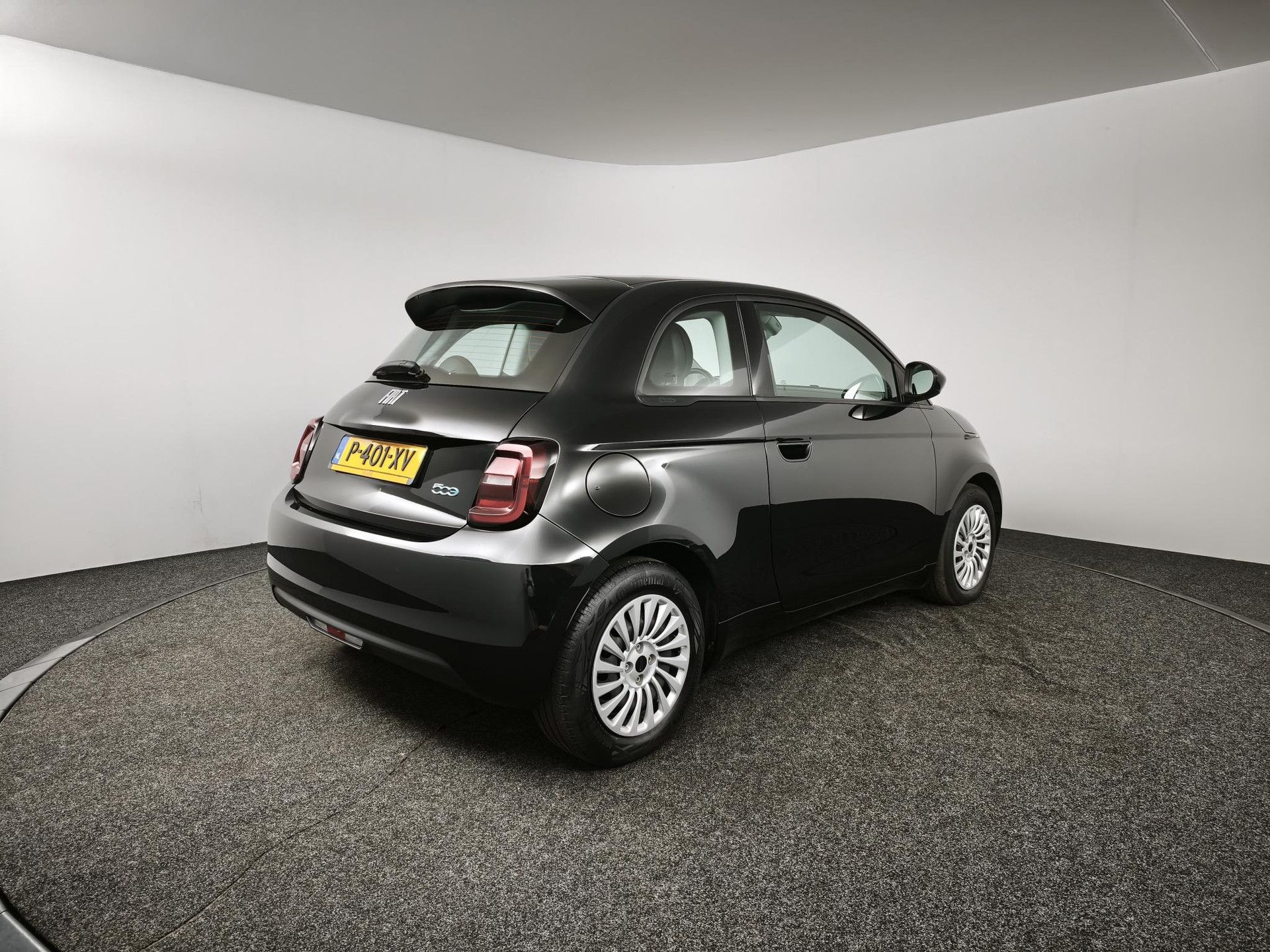 Fiat 500 met kenteken P-401-XV – achteraanzicht
