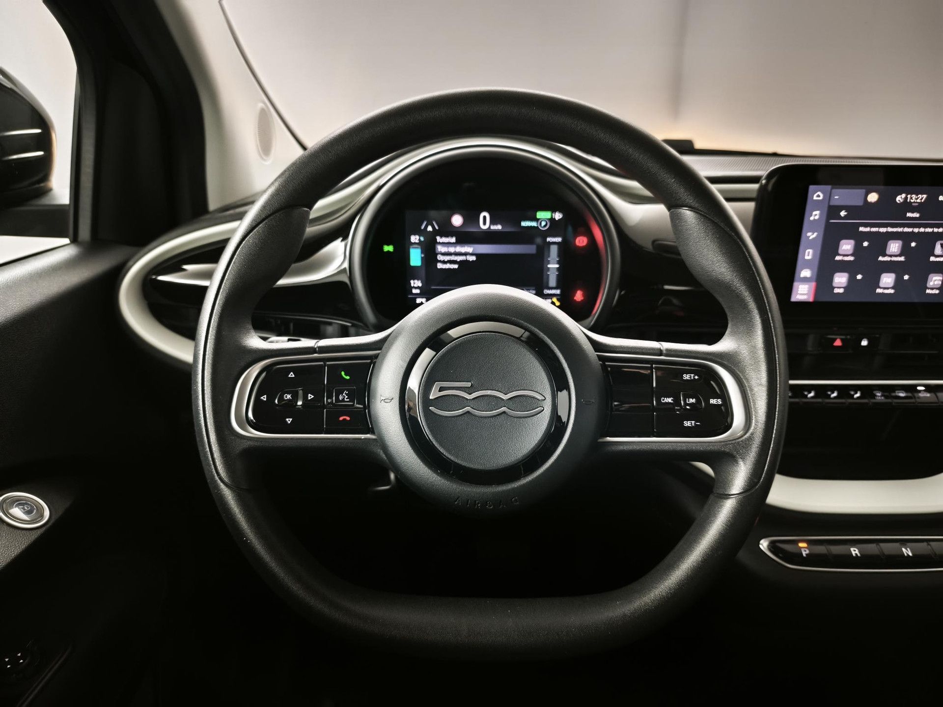 Fiat 500 met kenteken P-401-XV – interieur