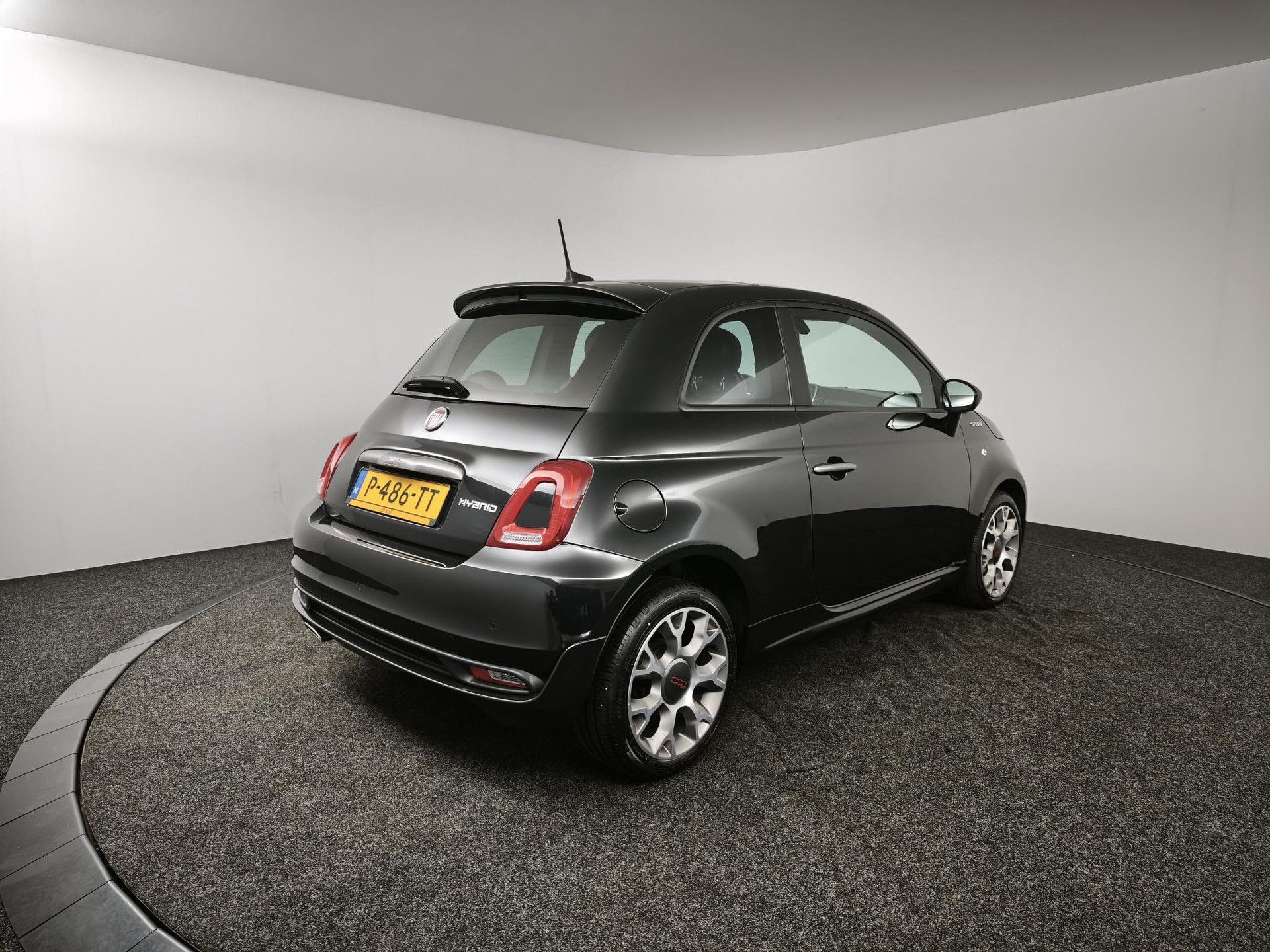Fiat 500 met kenteken P-486-TT – achteraanzicht