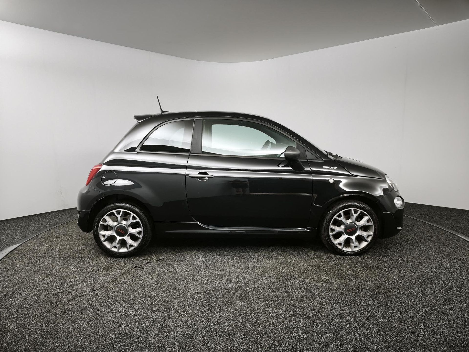 Fiat 500 met kenteken P-486-TT – interieur