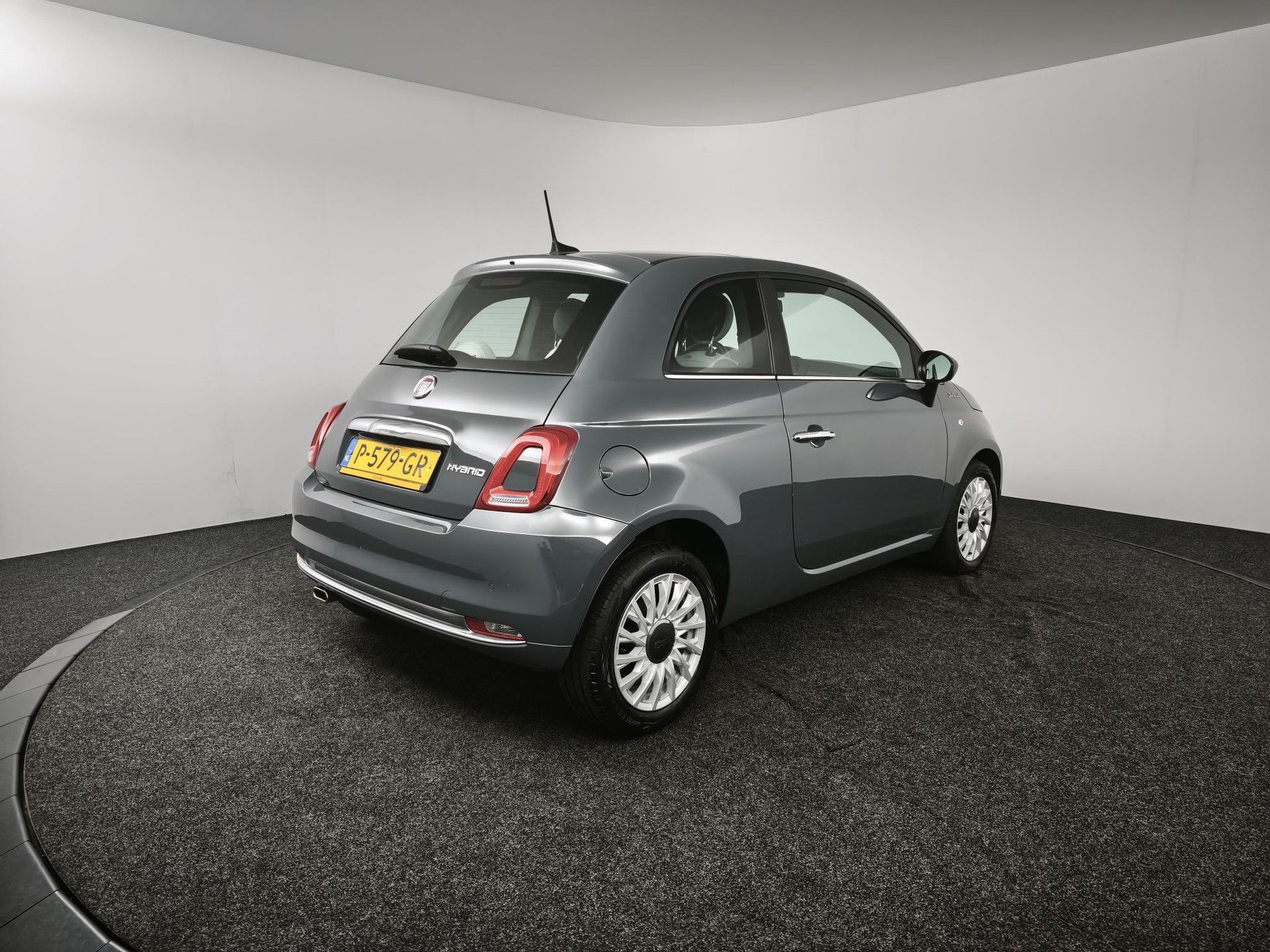 Fiat 500 met kenteken P-579-GR – achteraanzicht